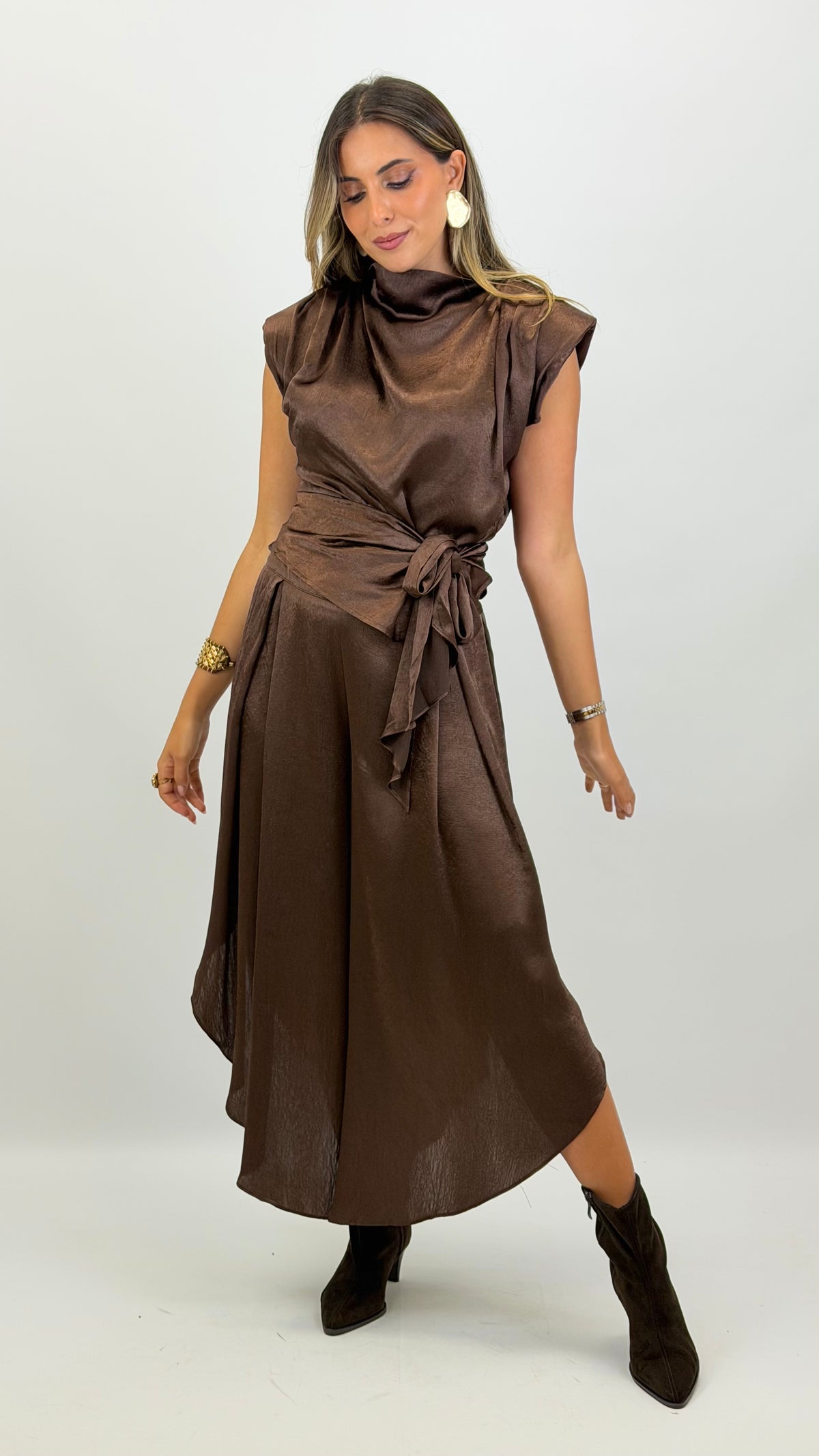 Conjunto blusa e saia/calça acetinado castanho