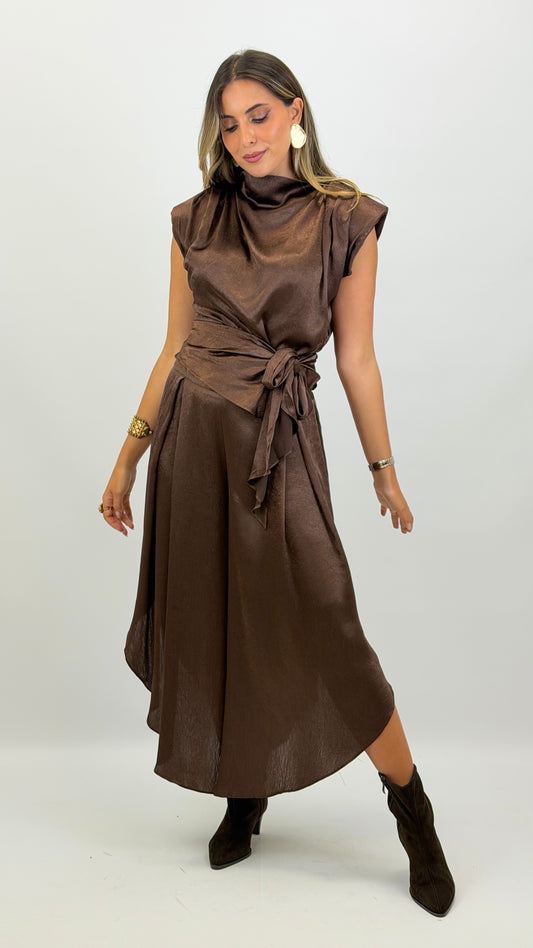 Conjunto blusa e saia/calça acetinado castanho