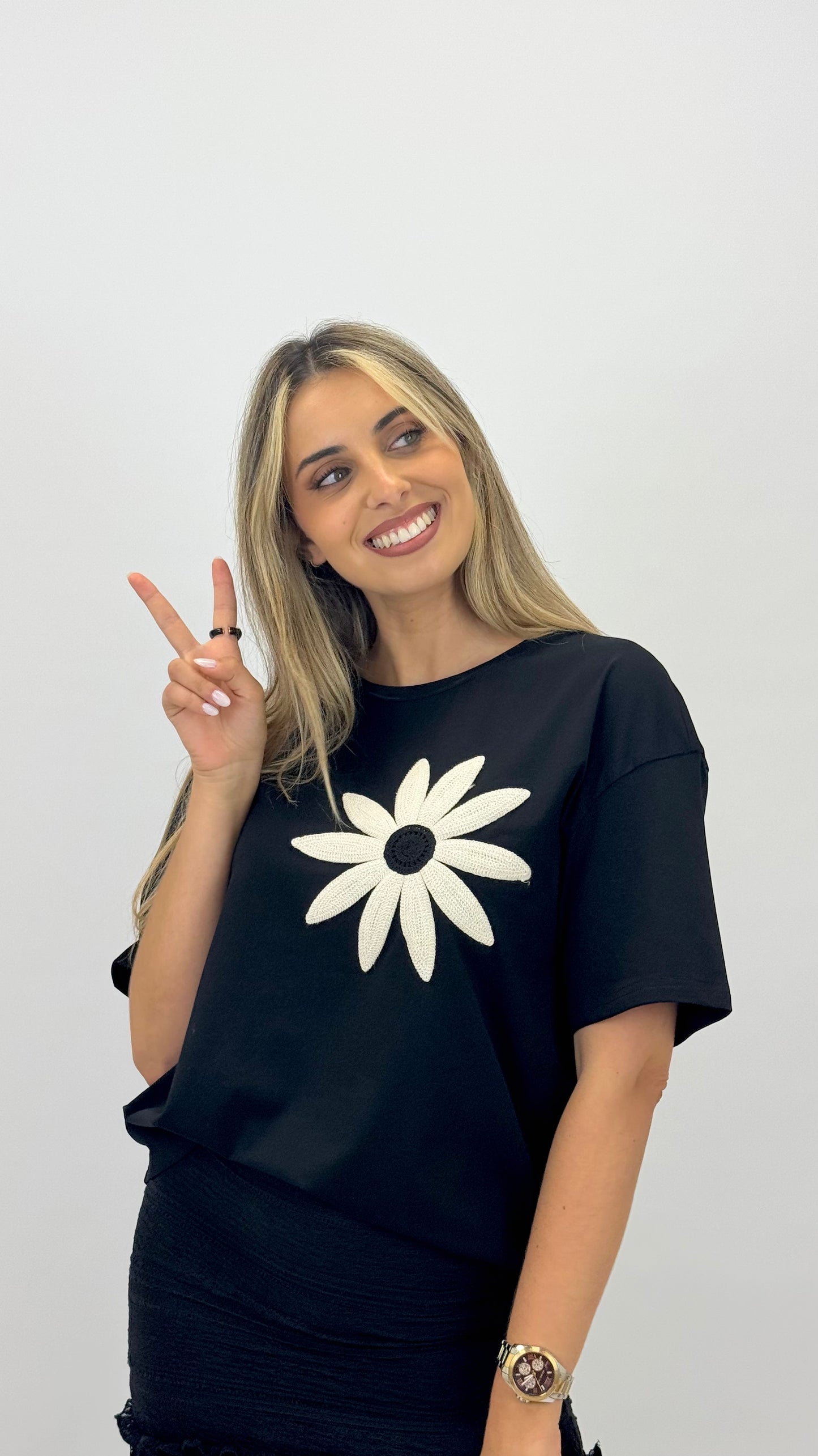 T-shirt preta com flor bordada