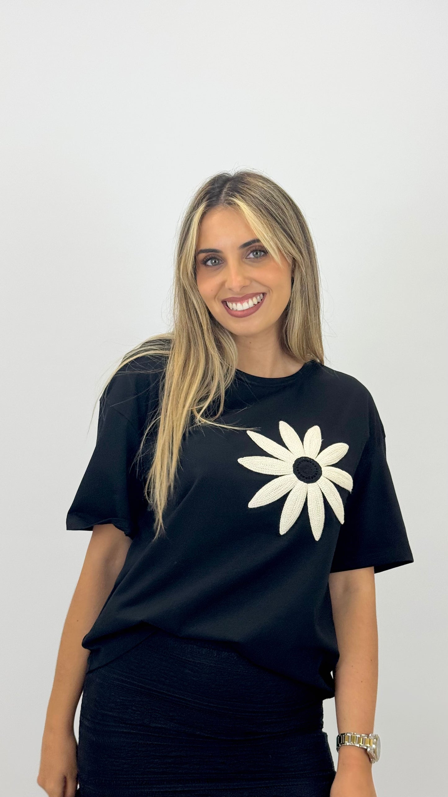 T-shirt preta com flor bordada