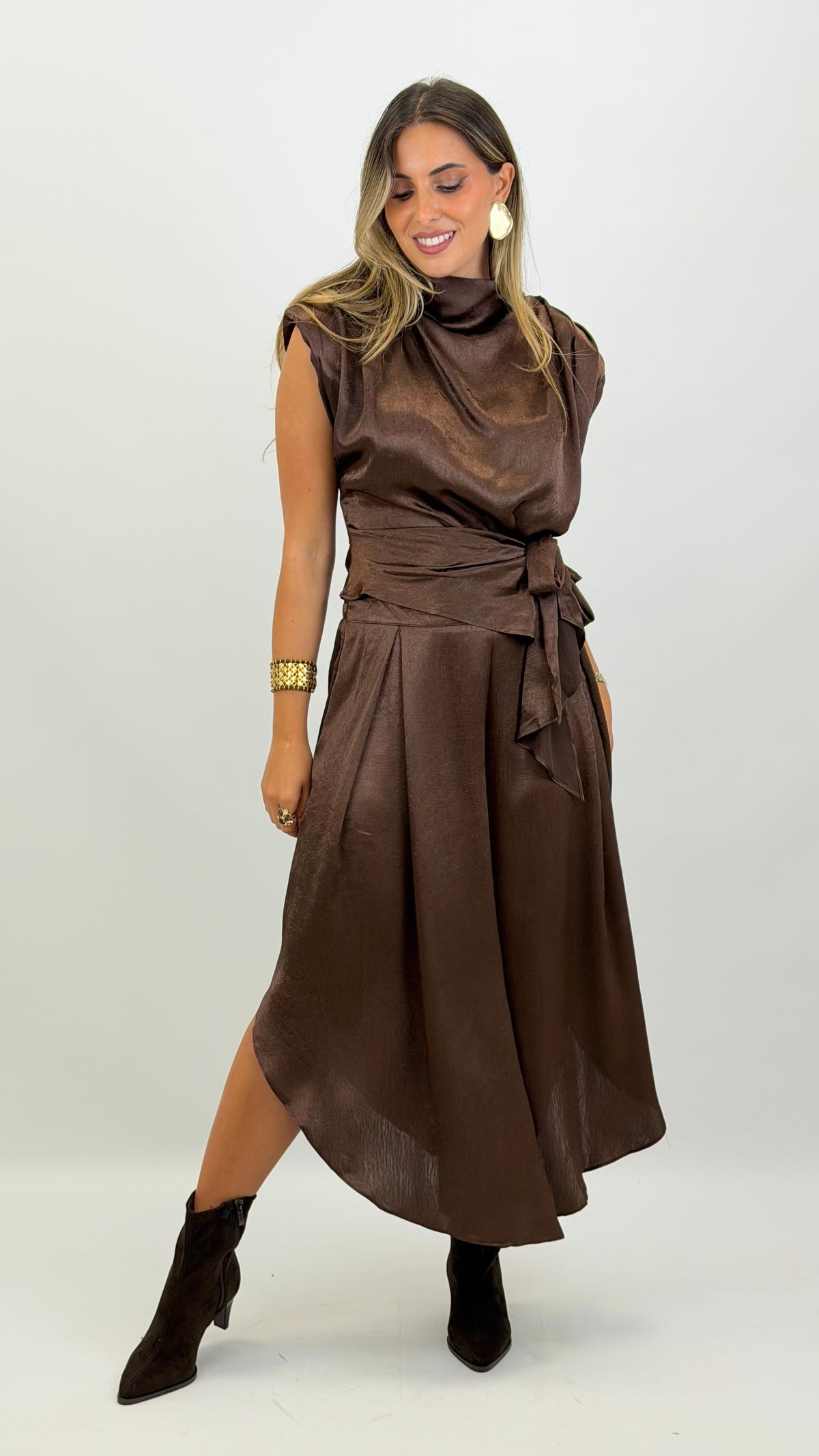 Conjunto blusa e saia/calça acetinado castanho