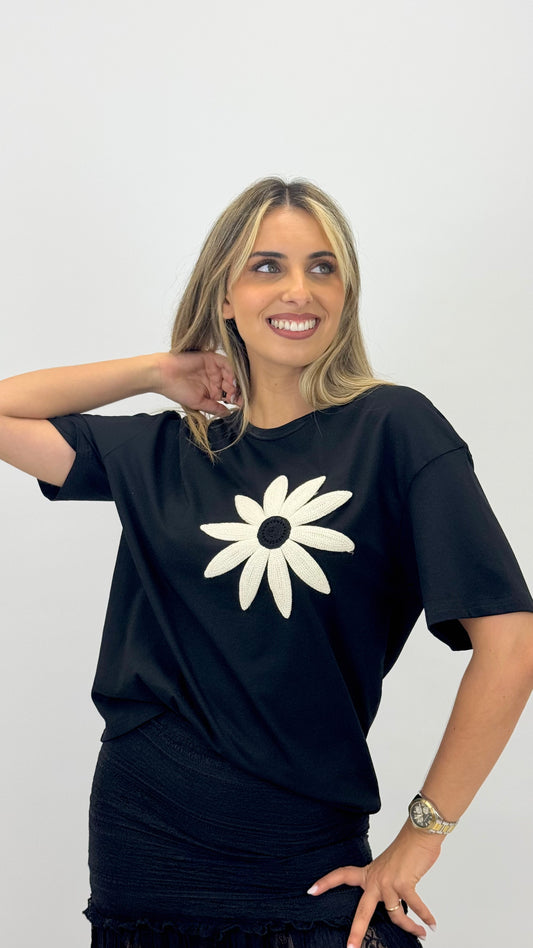 T-shirt preta com flor bordada