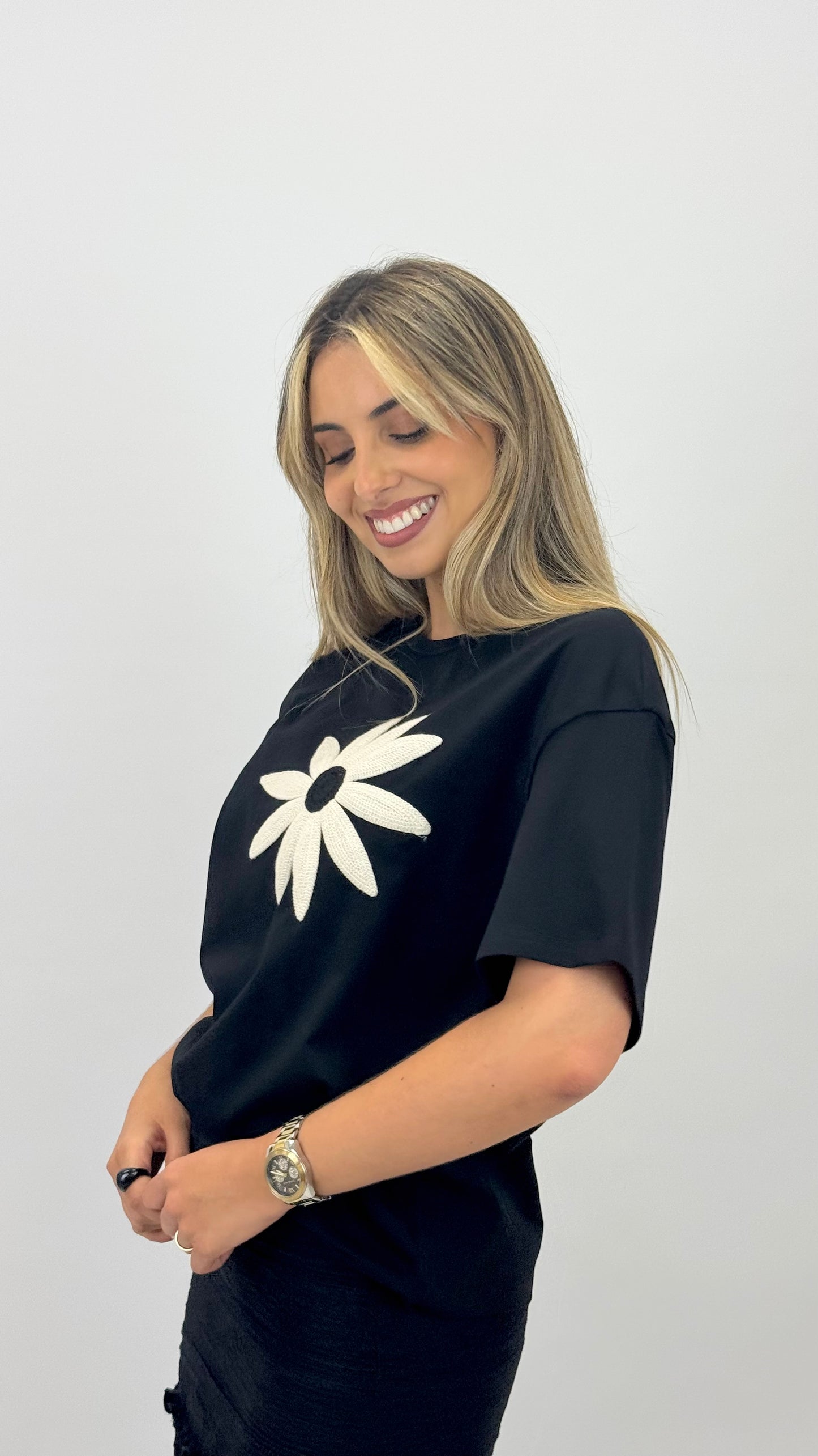 T-shirt preta com flor bordada