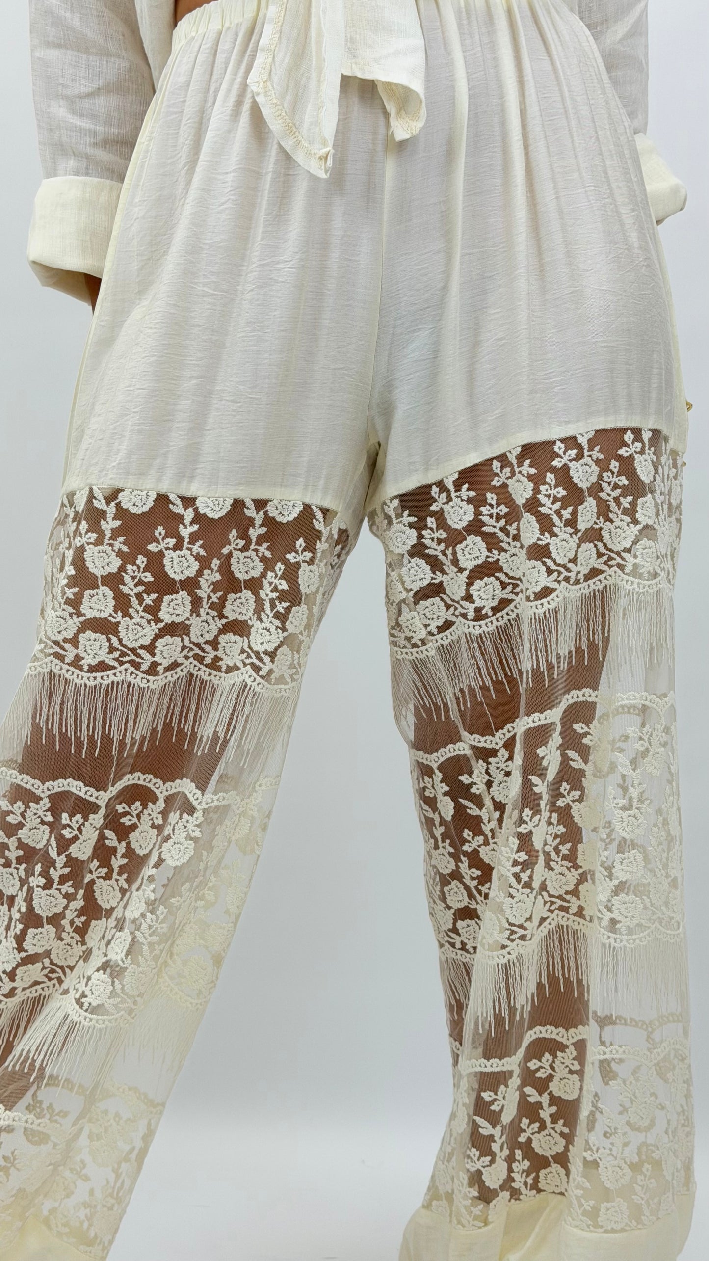 Calça pérola estilo balão com tule bordado