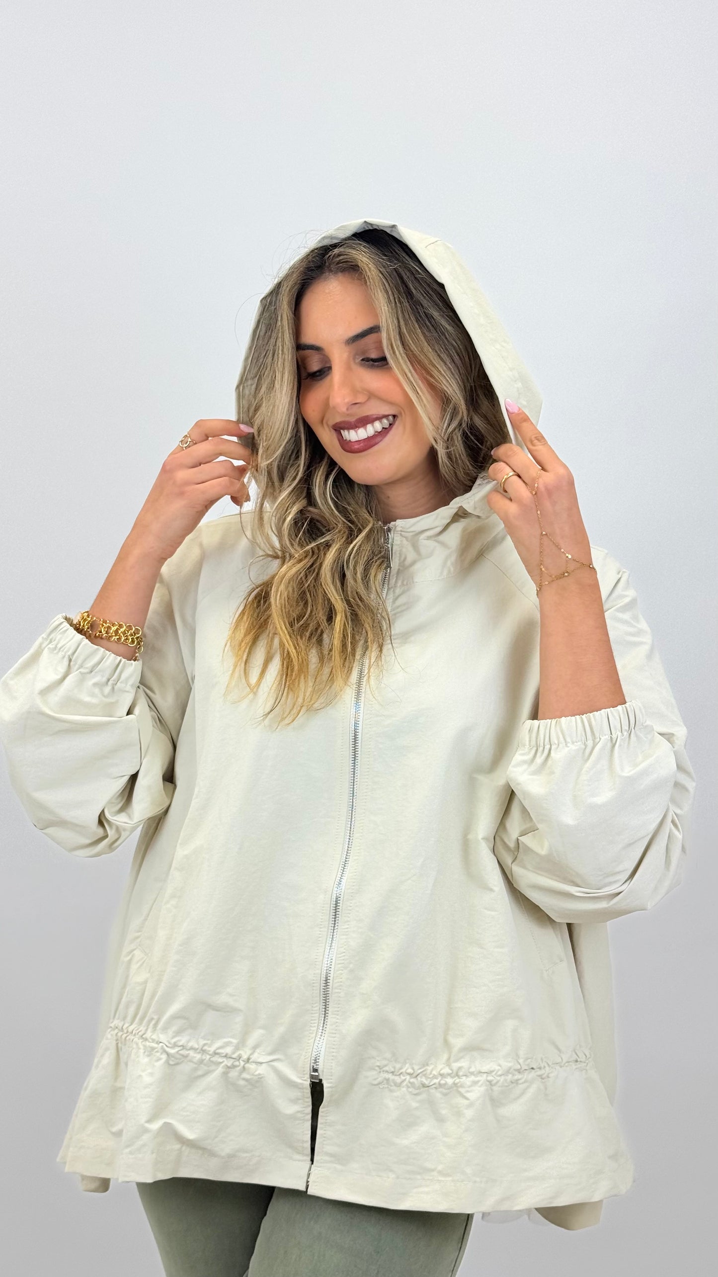 Parka creme com carapuço e renda