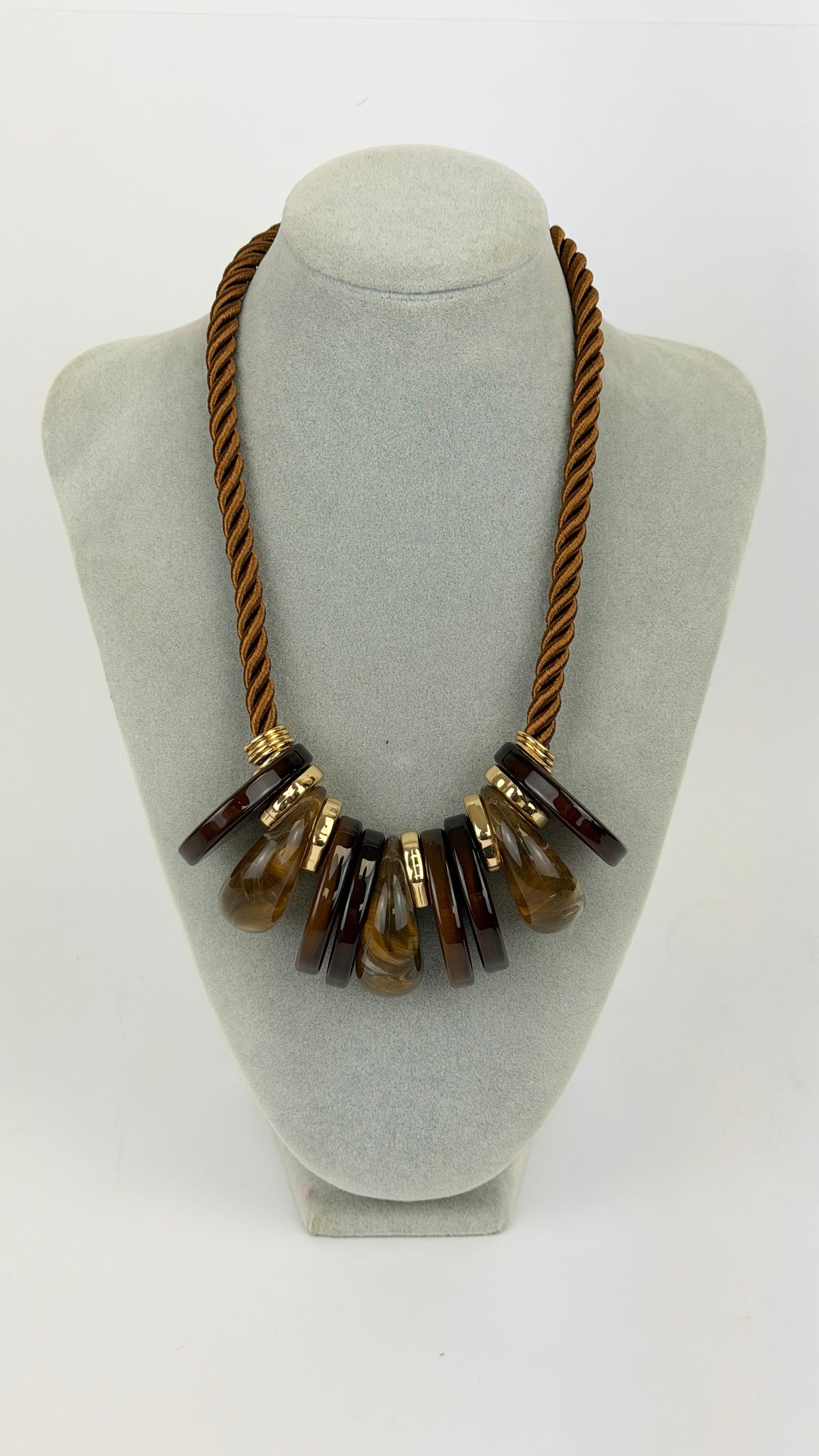 Colar corda bronze com acrílicos tons castanhos
