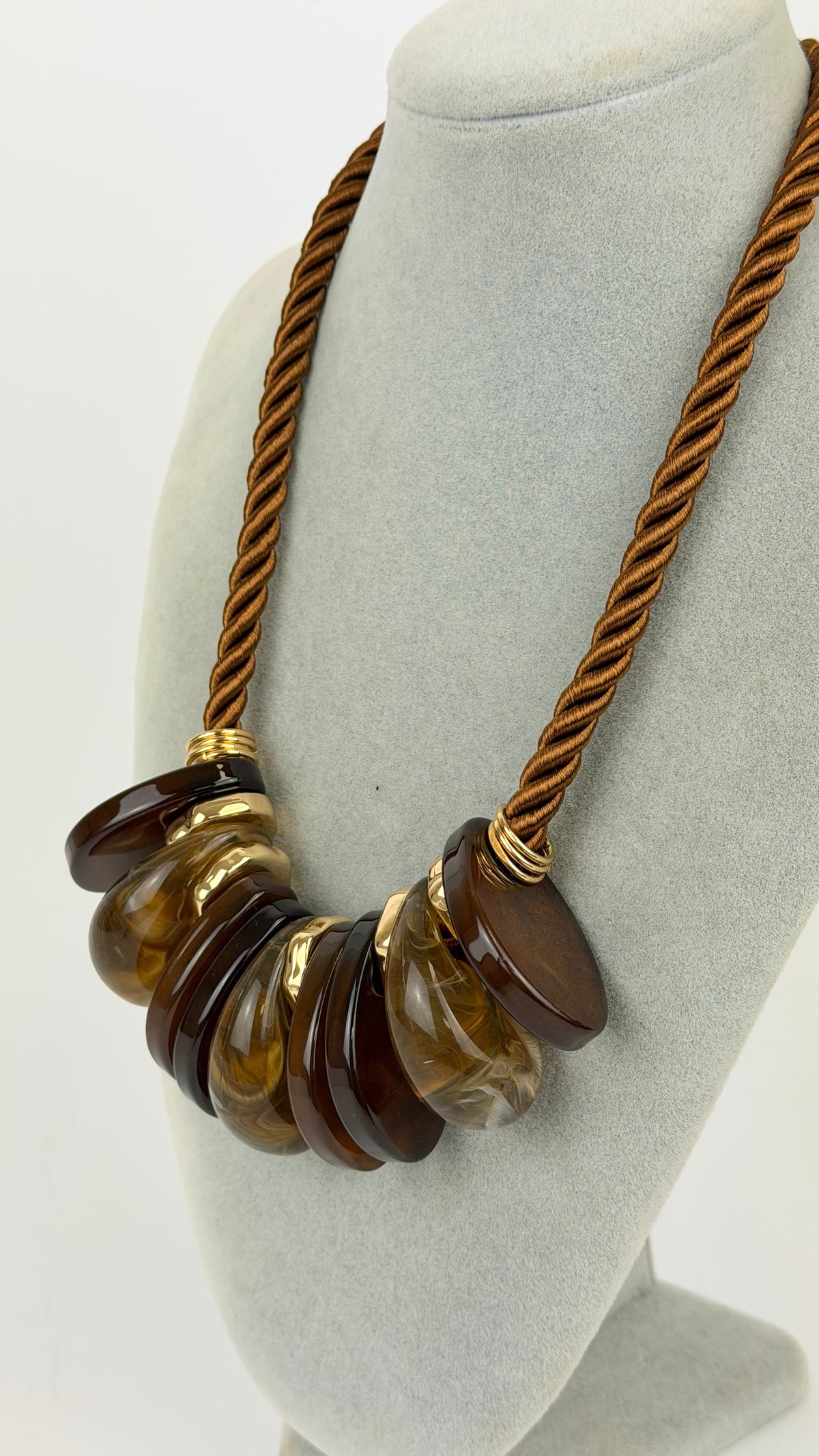 Colar corda bronze com acrílicos tons castanhos