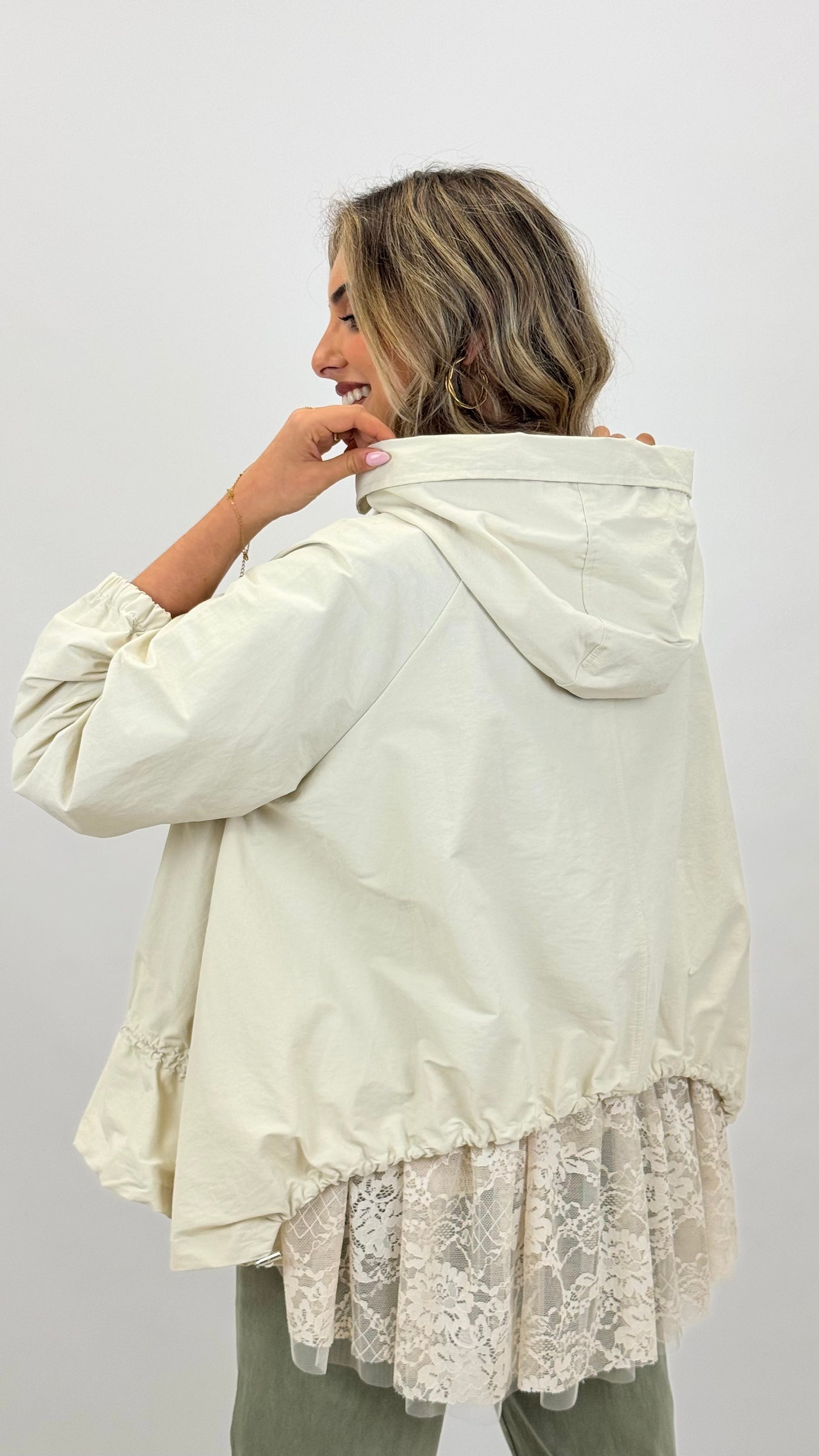 Parka creme com carapuço e renda