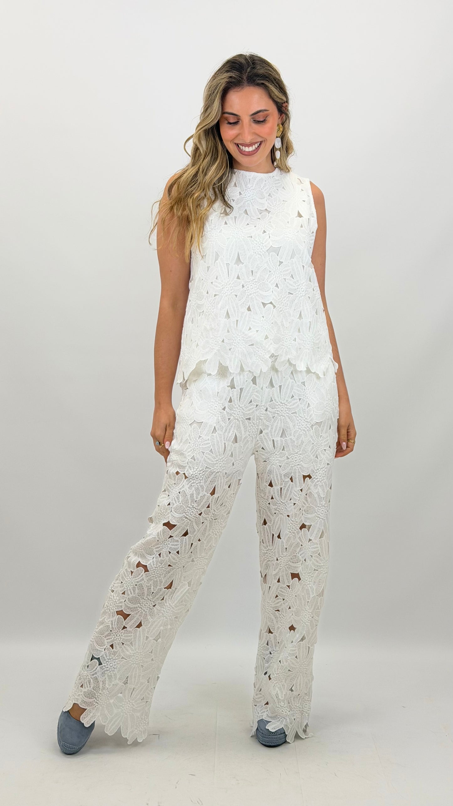 Conjunto top e calça rendada branca