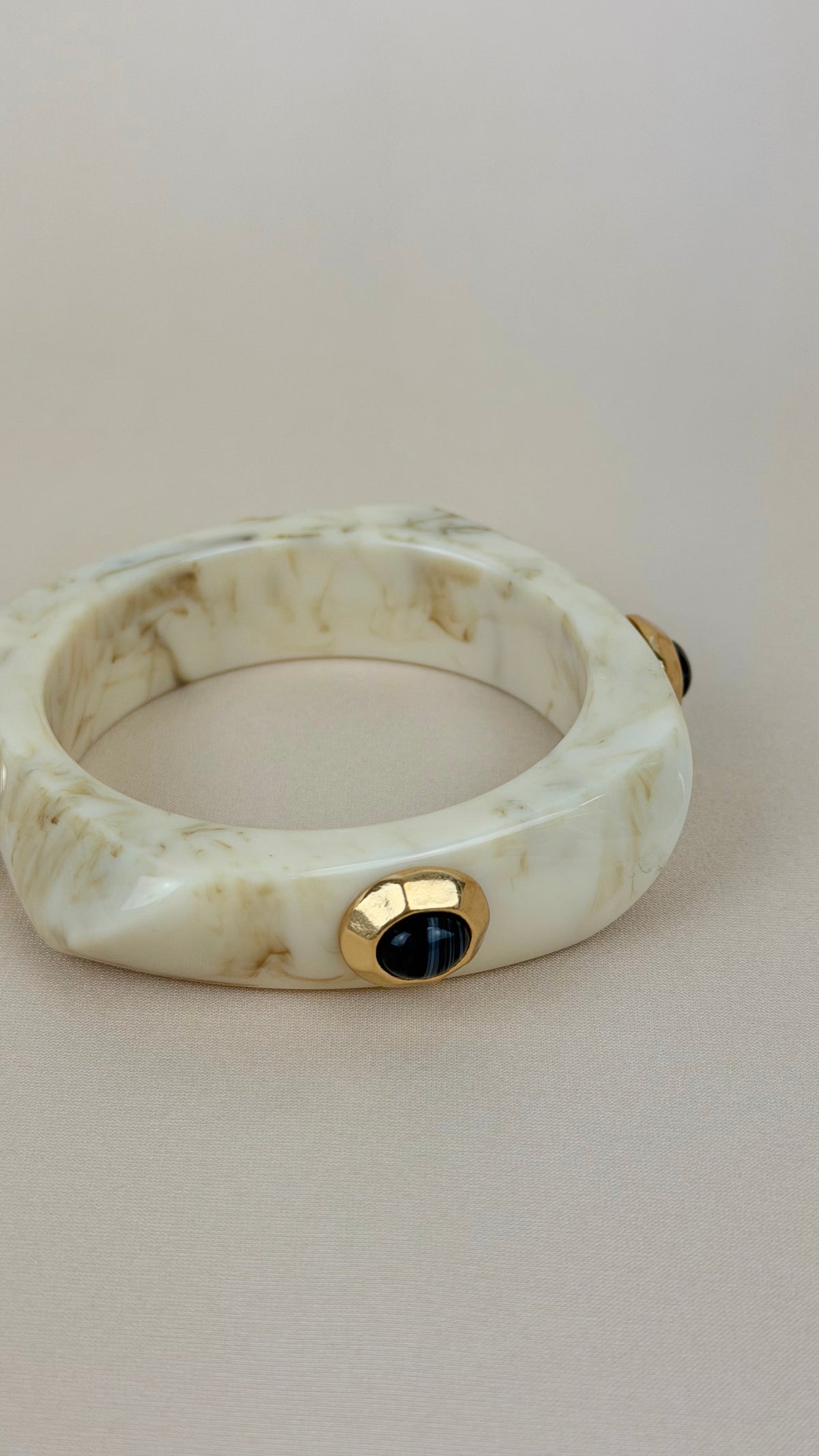 Pulseira massa creme e pedrinhas pretas