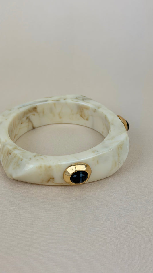 Pulseira massa creme e pedrinhas pretas