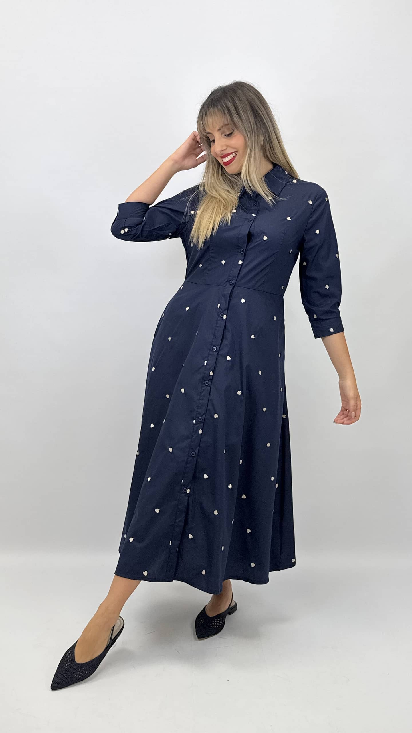 Vestido midi azul escuro com corações