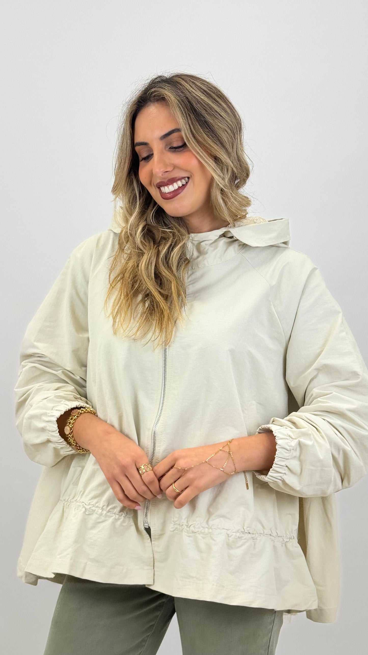 Parka creme com carapuço e renda