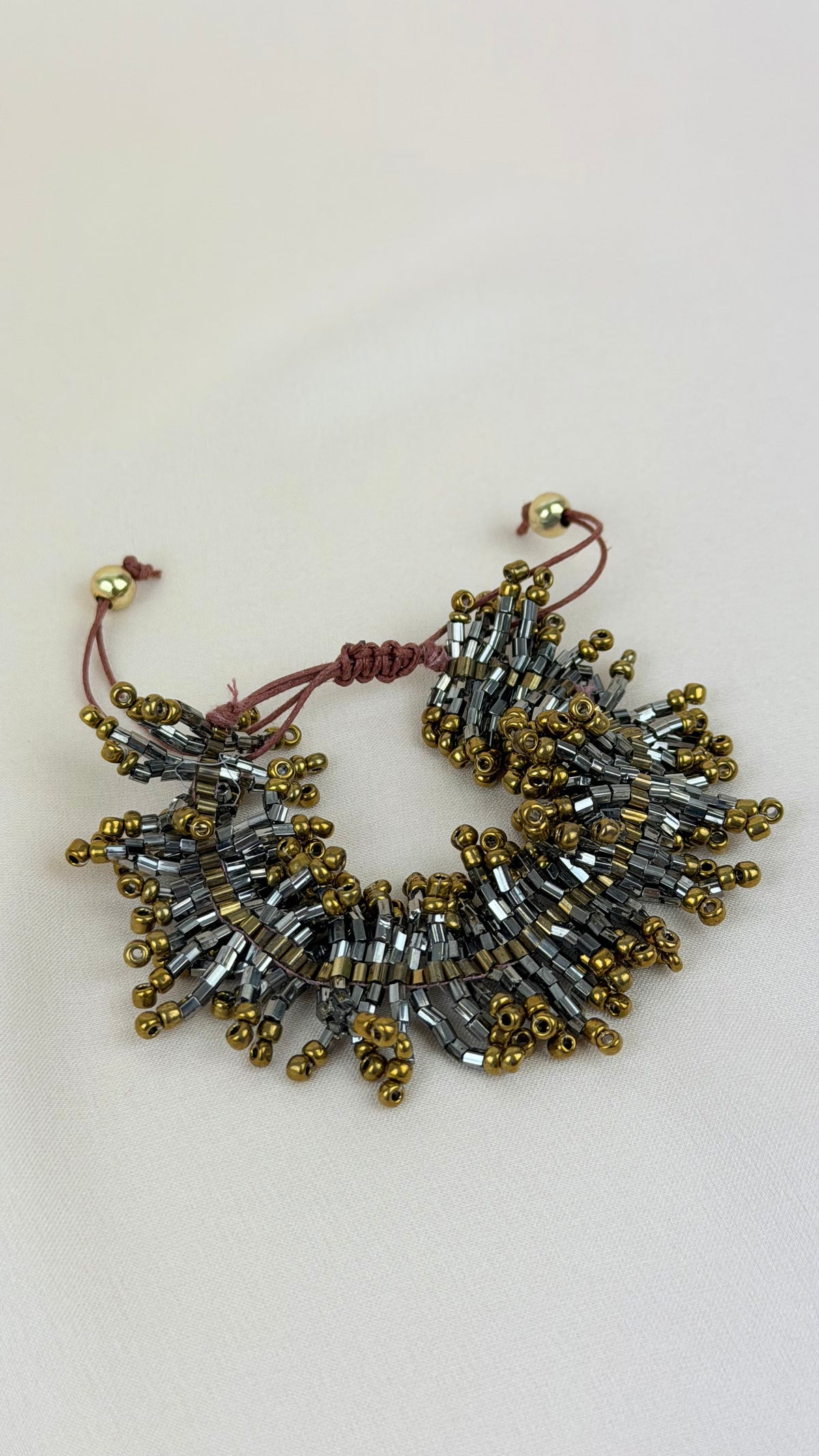 Pulseira missangas tons cinza e dourado