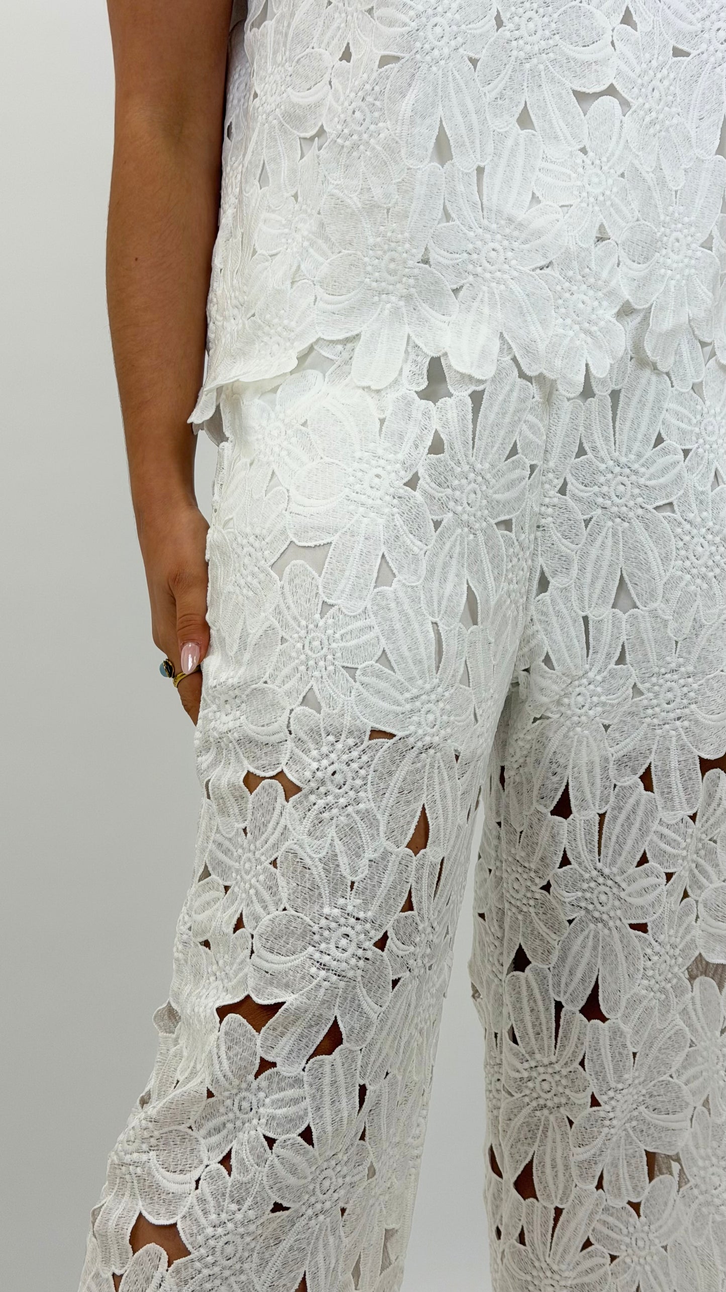 Conjunto top e calça rendada branca