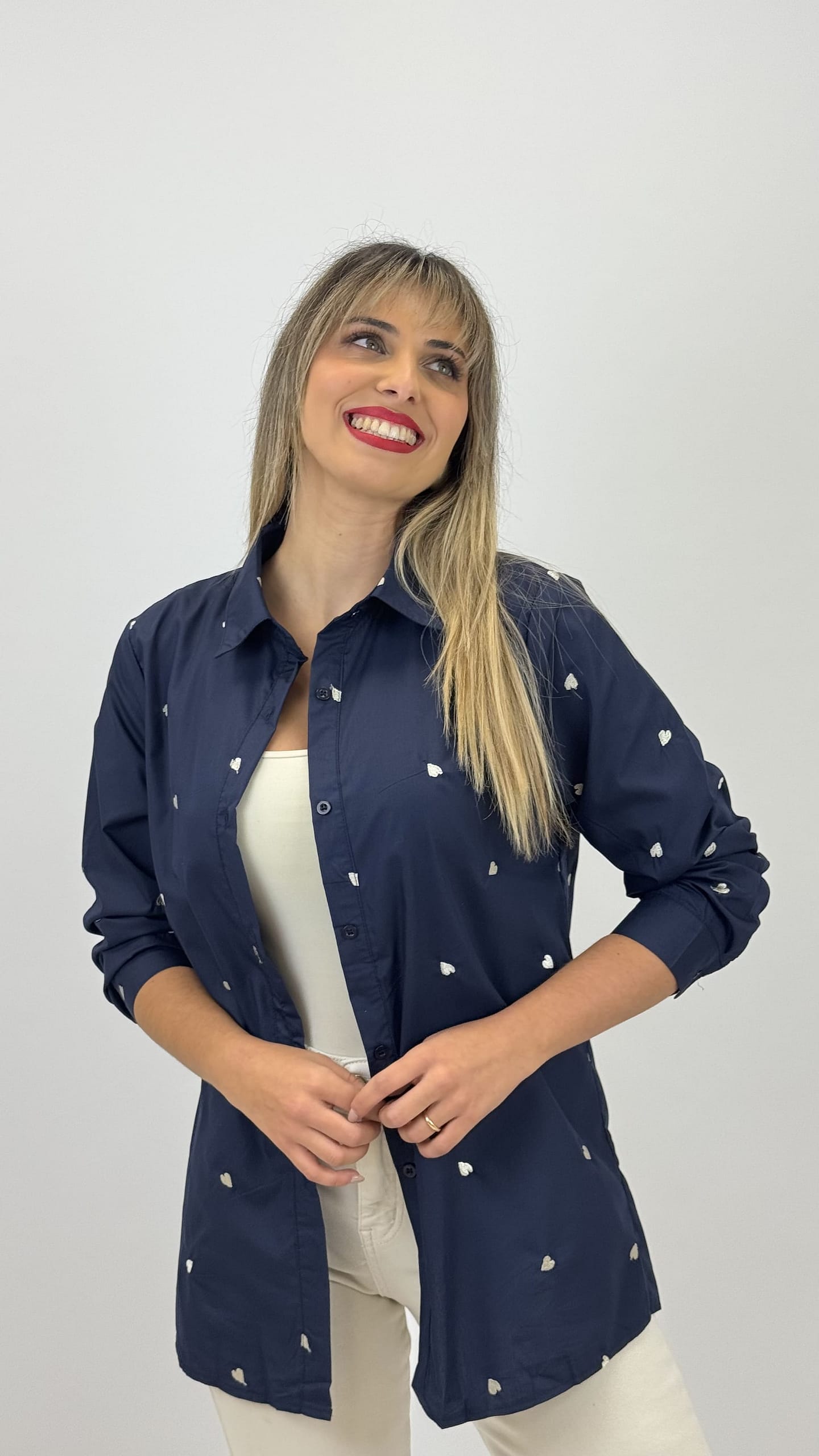 Camisa algodão azul-marinho com corações