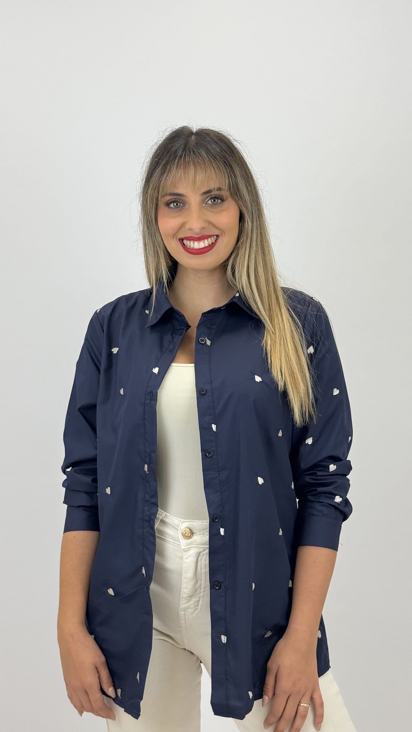 Camisa algodão azul-marinho com corações