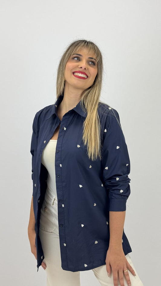 Camisa algodão azul-marinho com corações