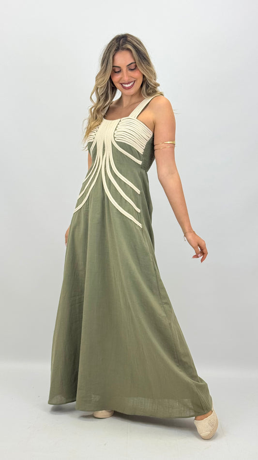 Vestido verde com bordado bege