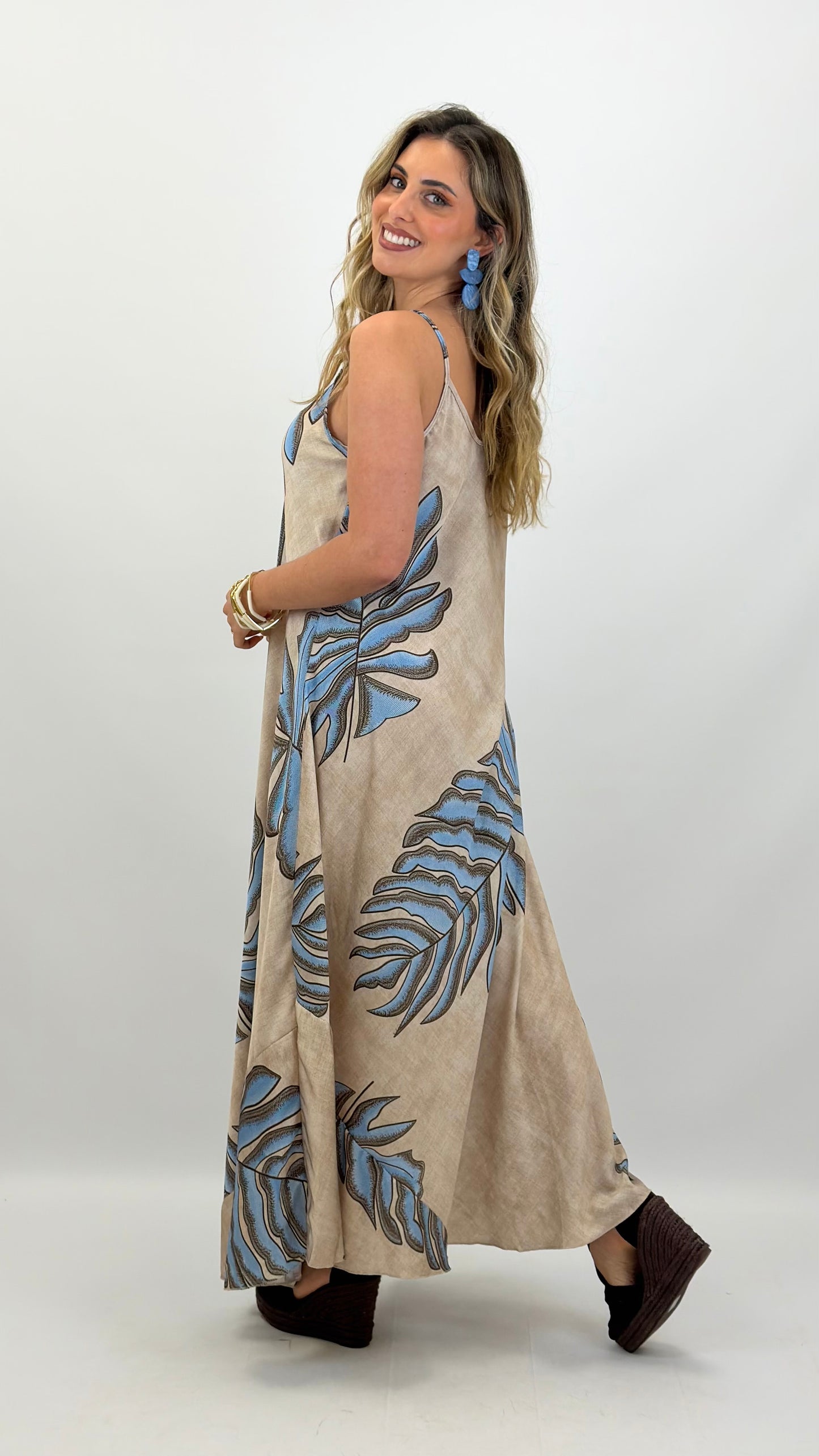 Vestido alças estampado folhas palmeira azul e castanho