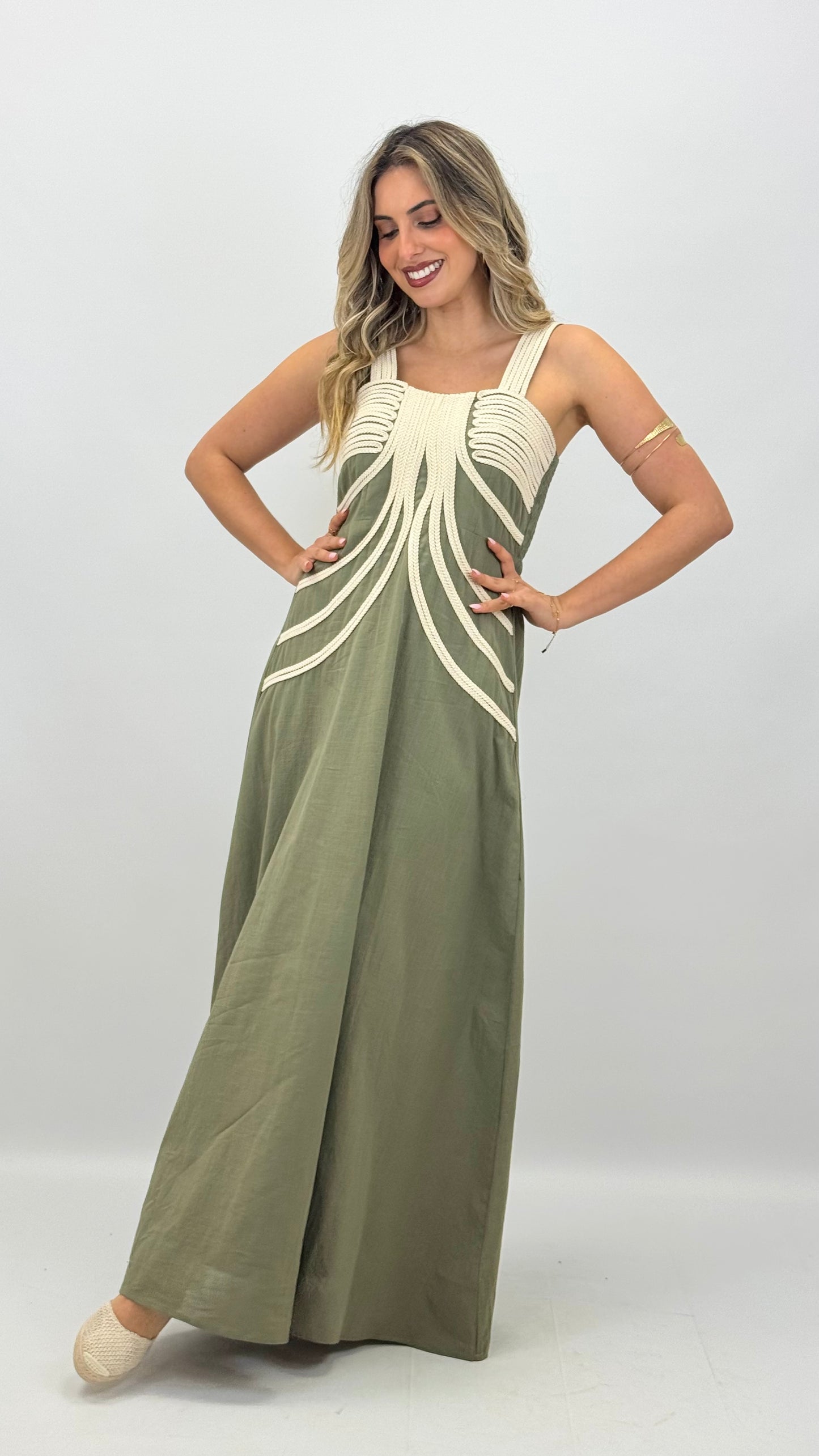 Vestido verde com bordado bege
