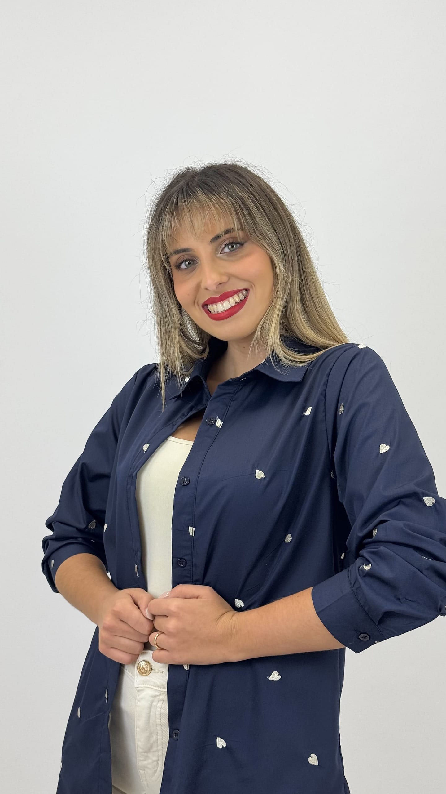 Camisa algodão azul-marinho com corações