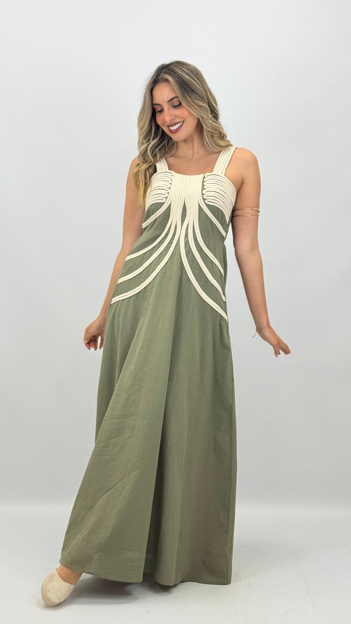Vestido verde com bordado bege