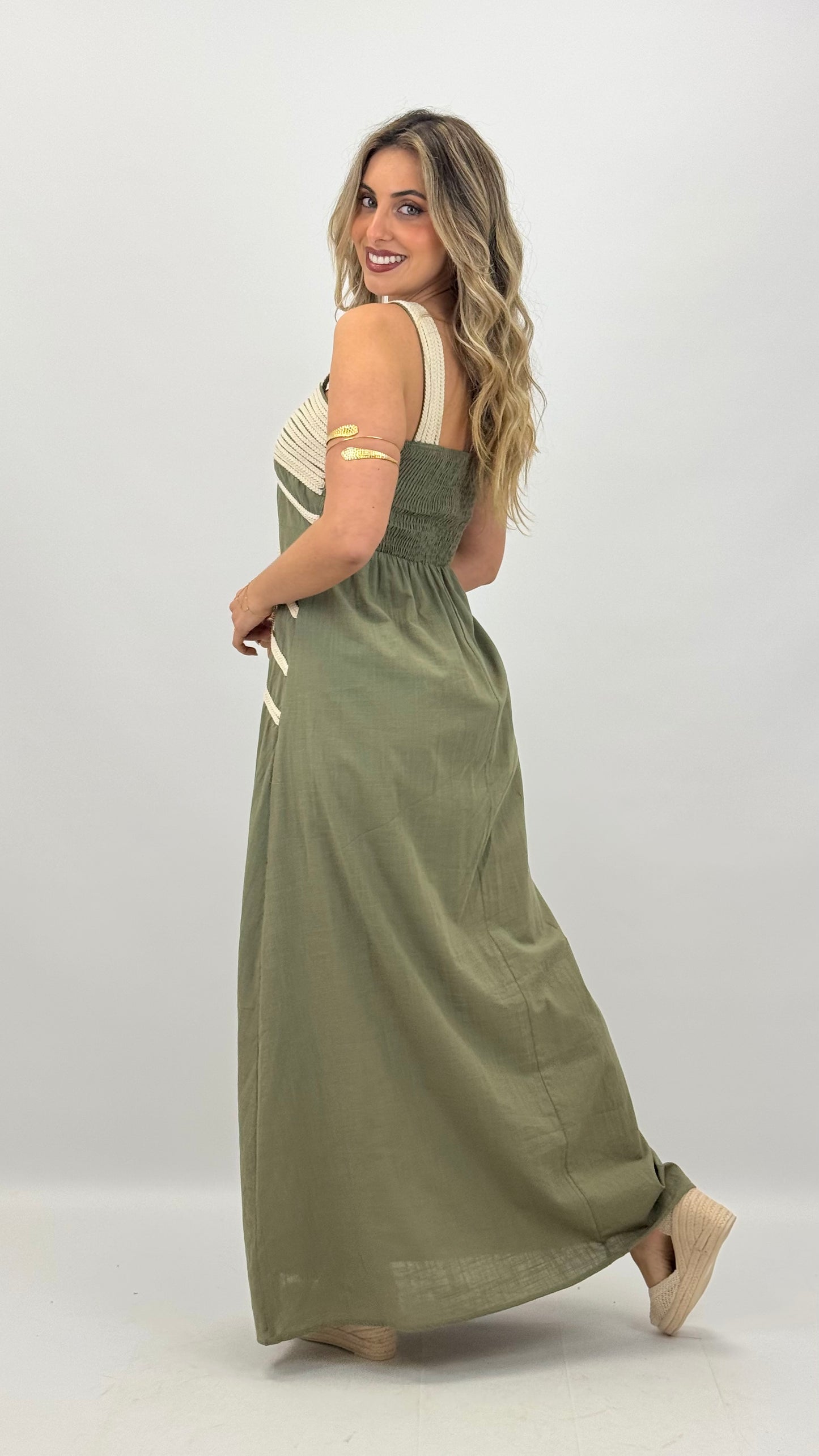 Vestido verde com bordado bege