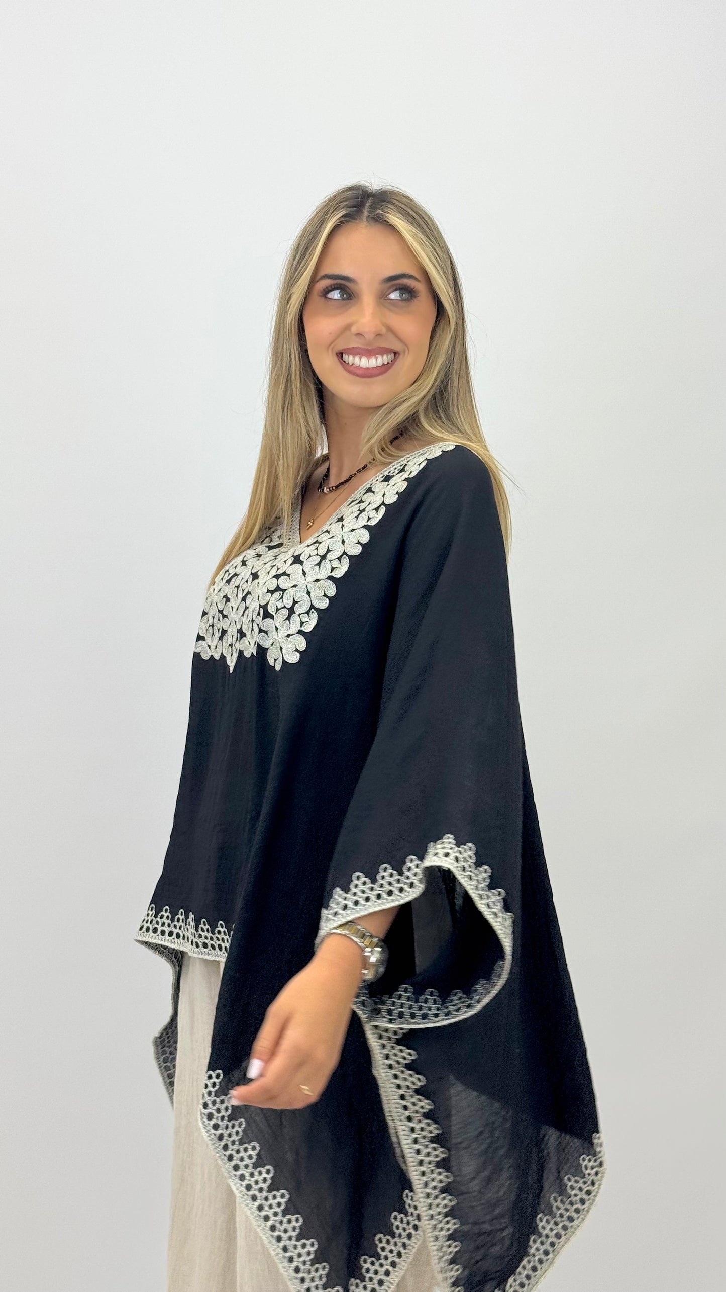 Túnica preta com bordados brancos