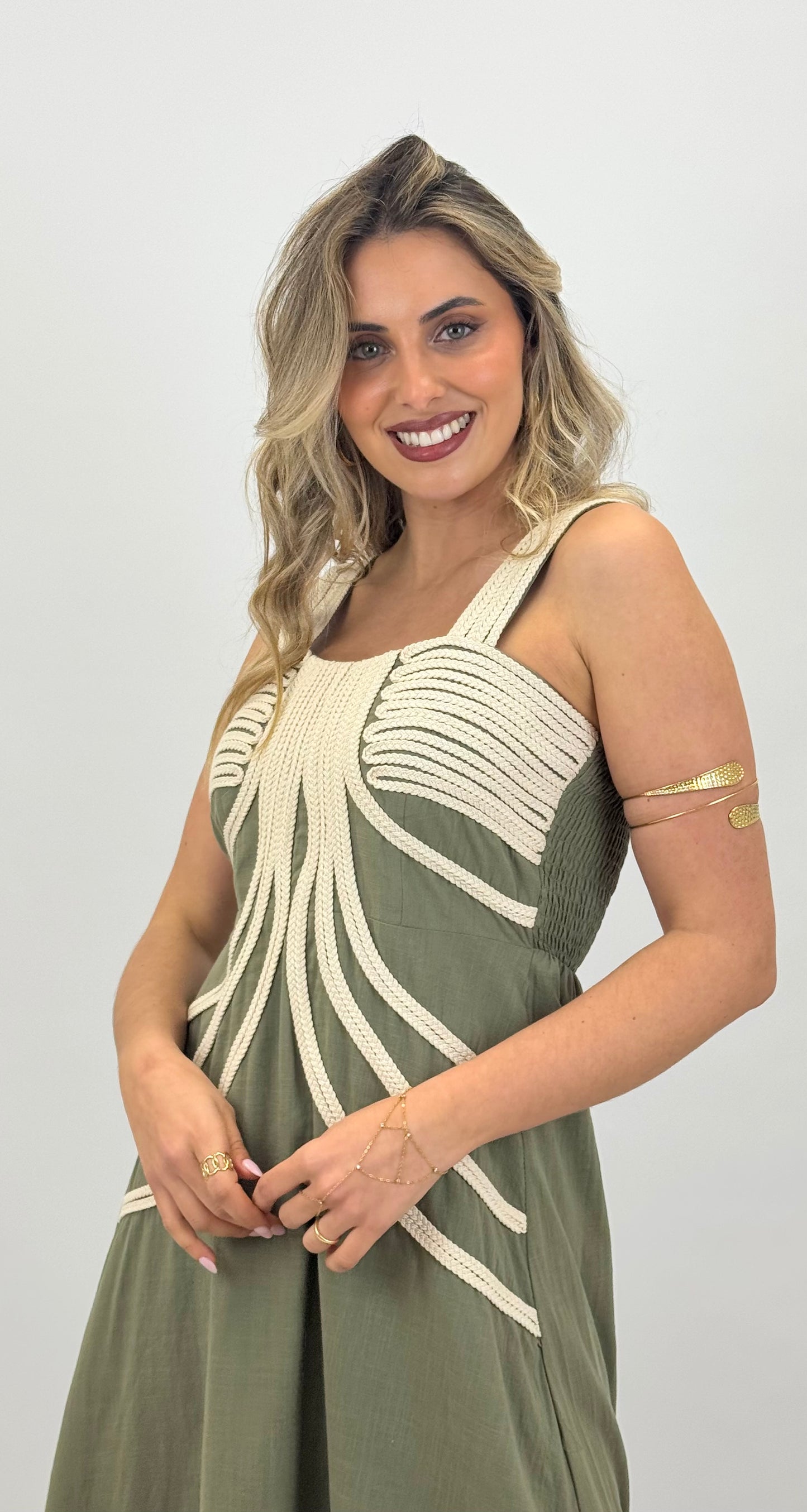 Vestido verde com bordado bege