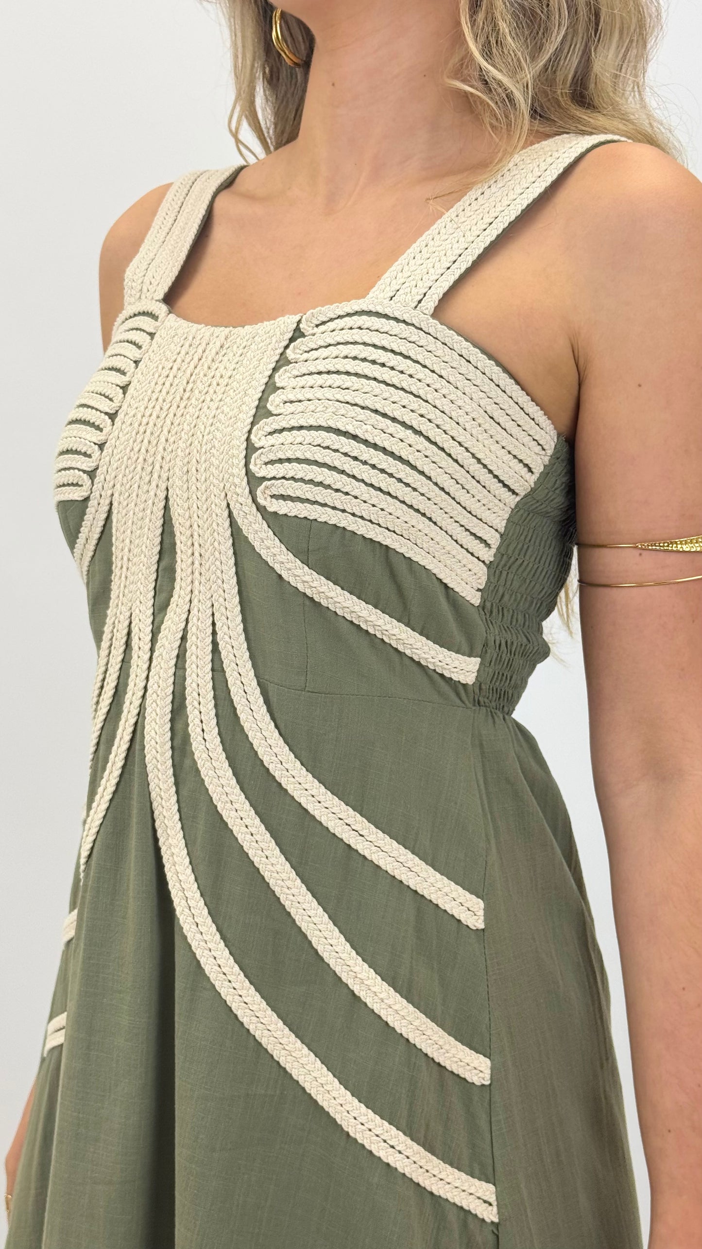 Vestido verde com bordado bege
