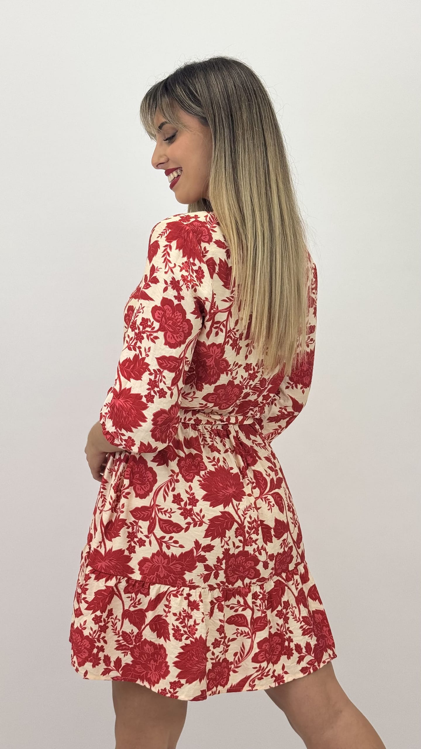 Vestido curto floral tons vermelho