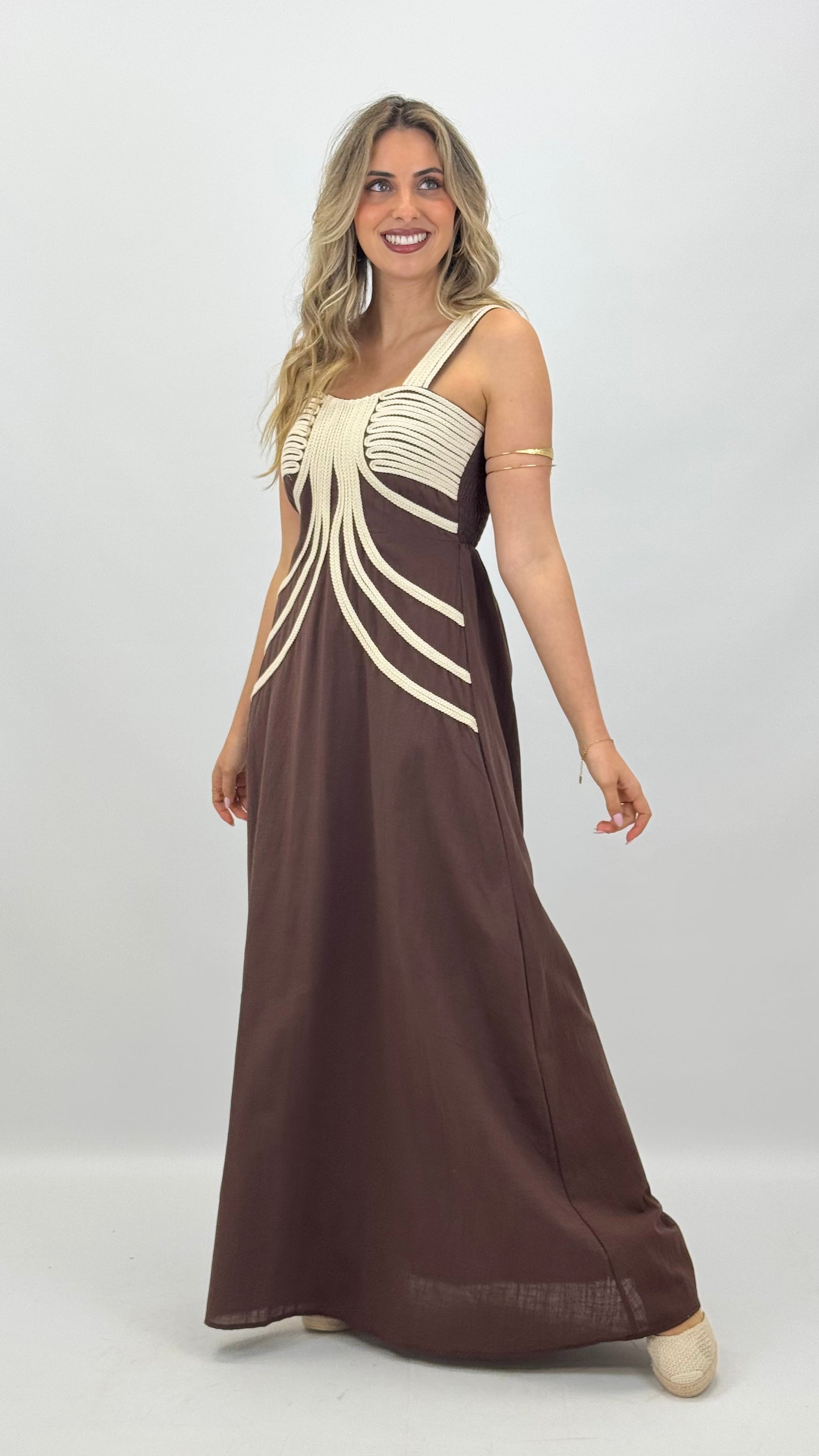 Vestido castanho com bordado bege