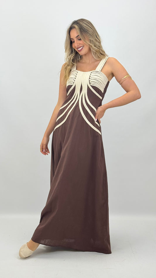 Vestido castanho com bordado bege