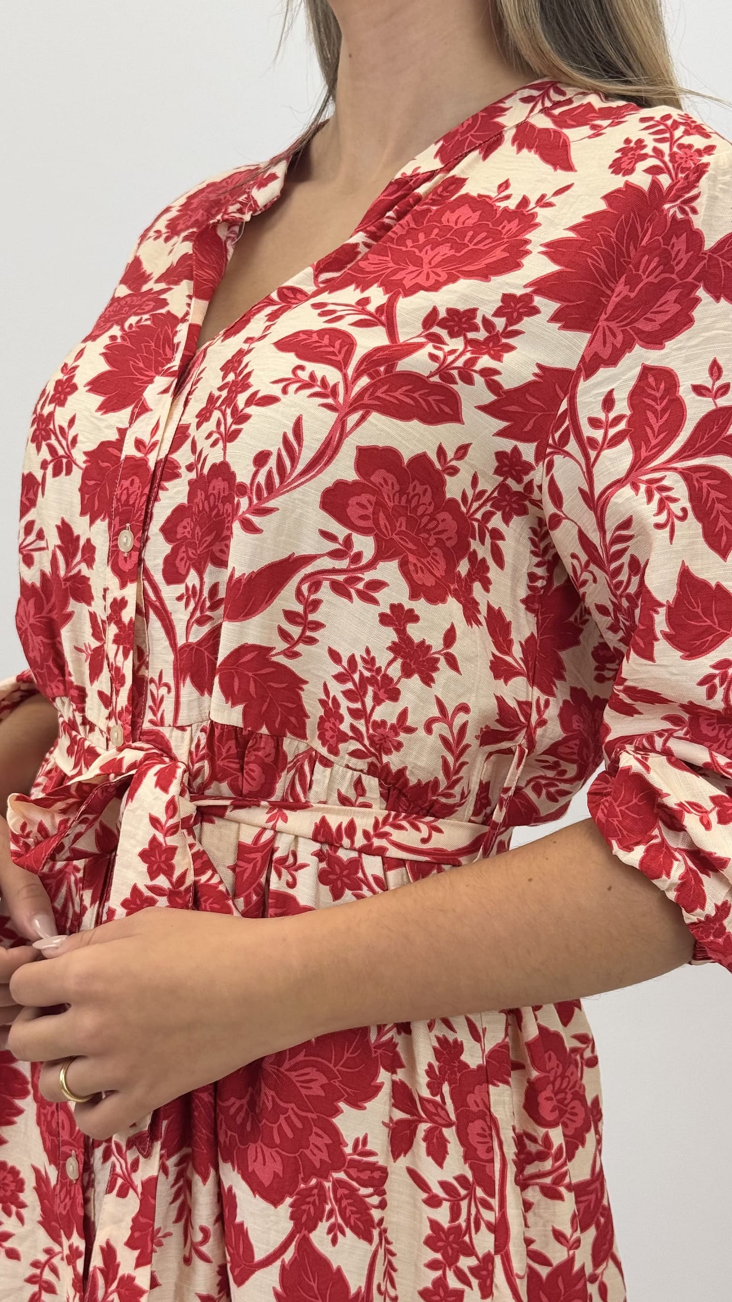 Vestido curto floral tons vermelho
