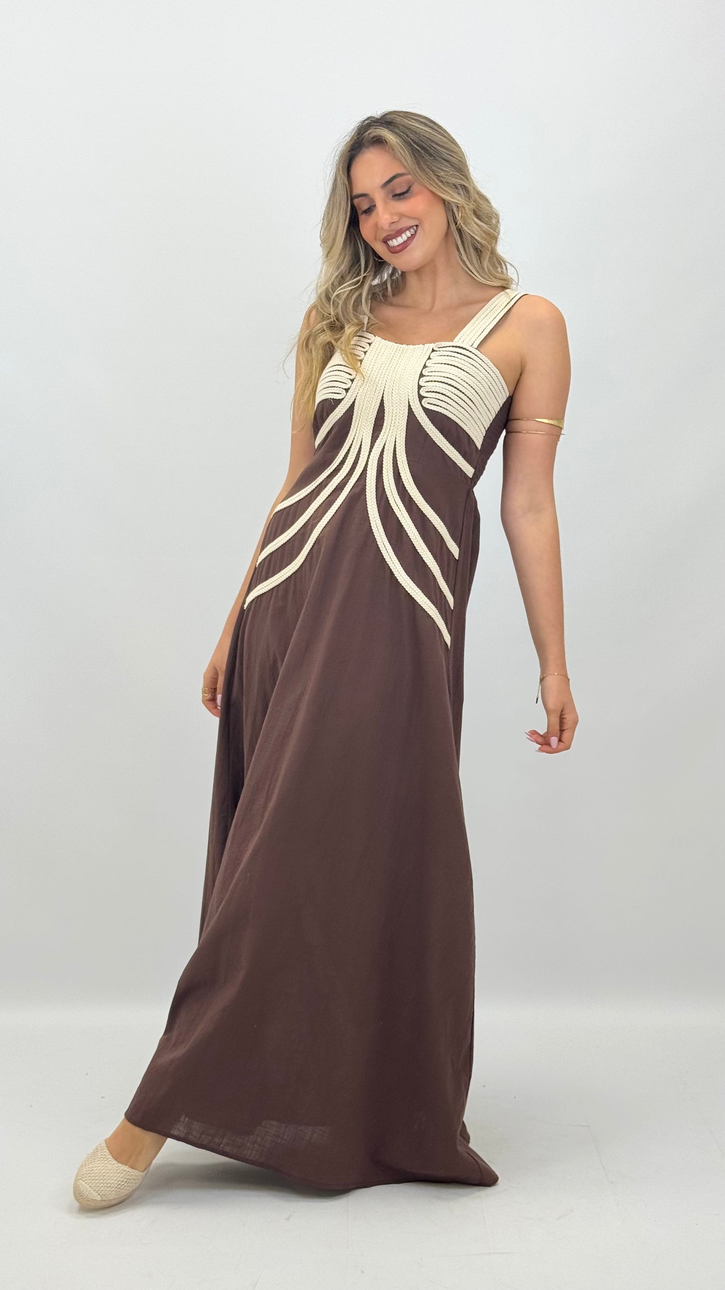 Vestido castanho com bordado bege