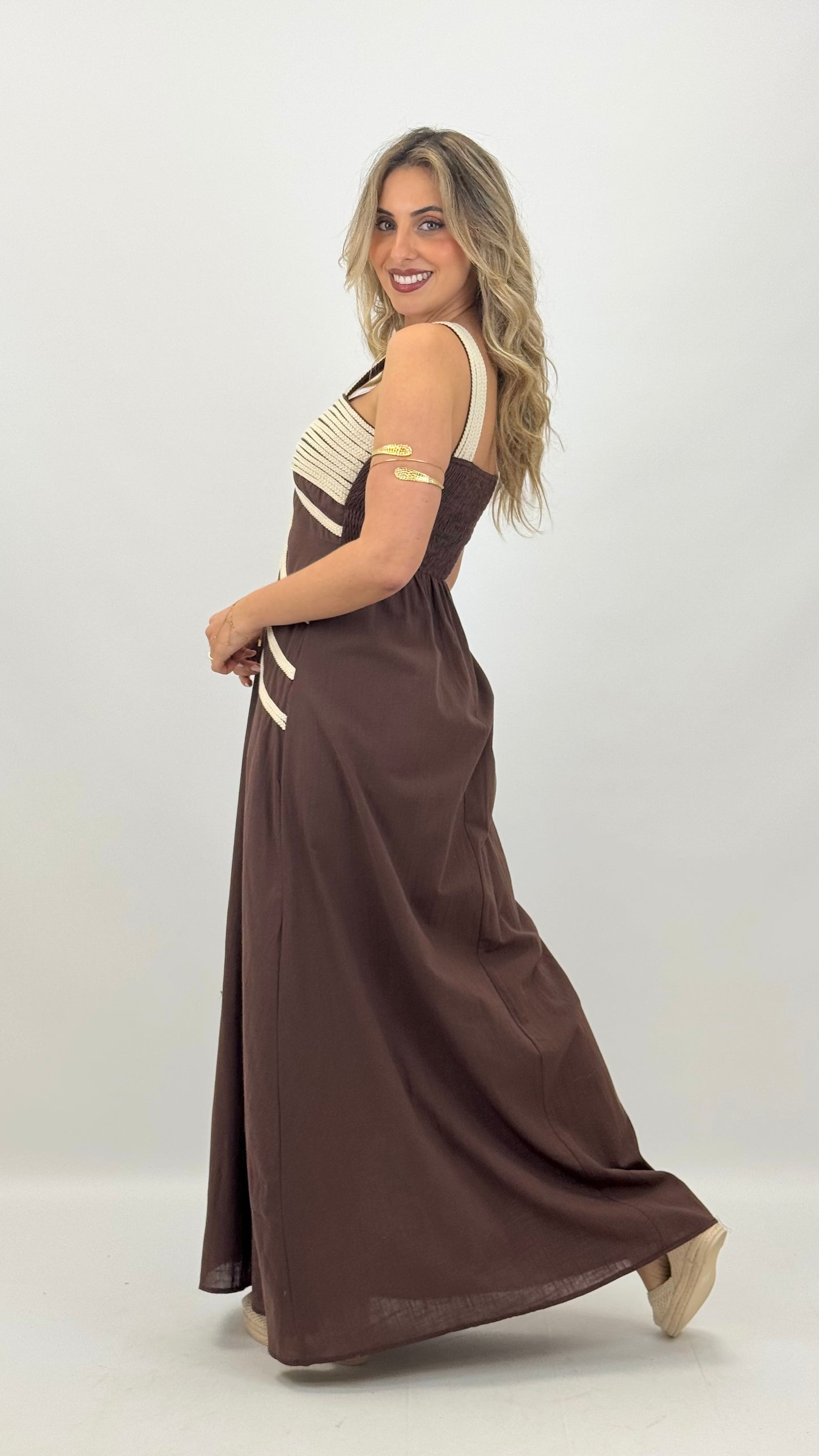Vestido castanho com bordado bege