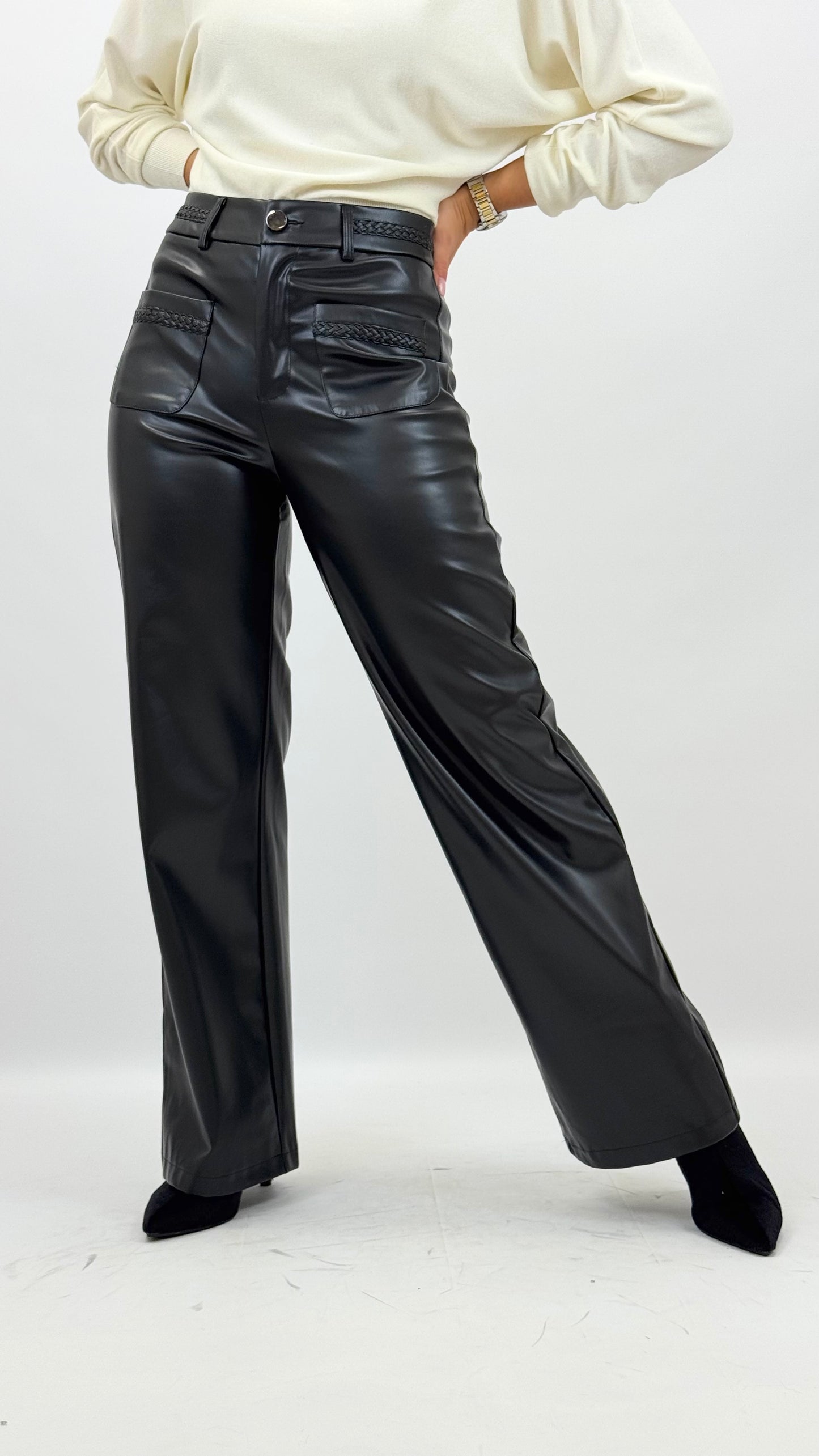 Calça eco-pele preta com bolsos em detalhe entrançado
