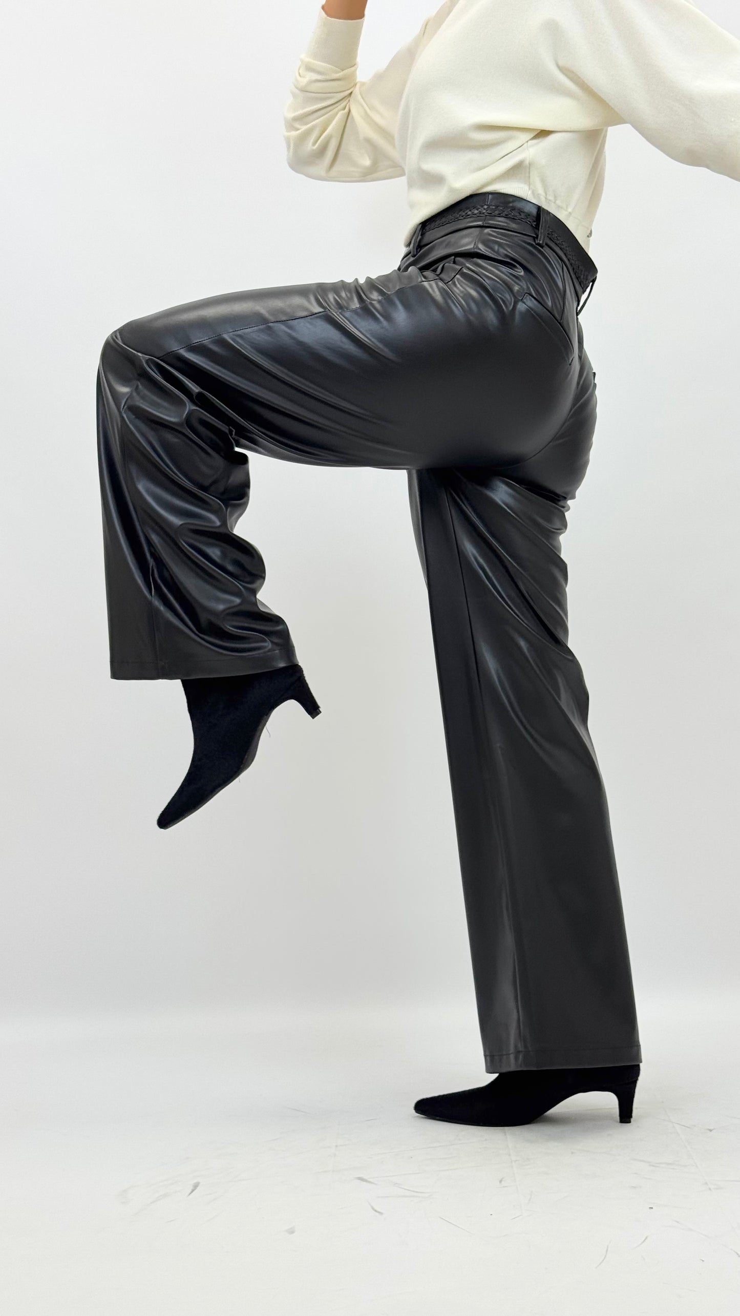 Calça eco-pele preta com bolsos em detalhe entrançado