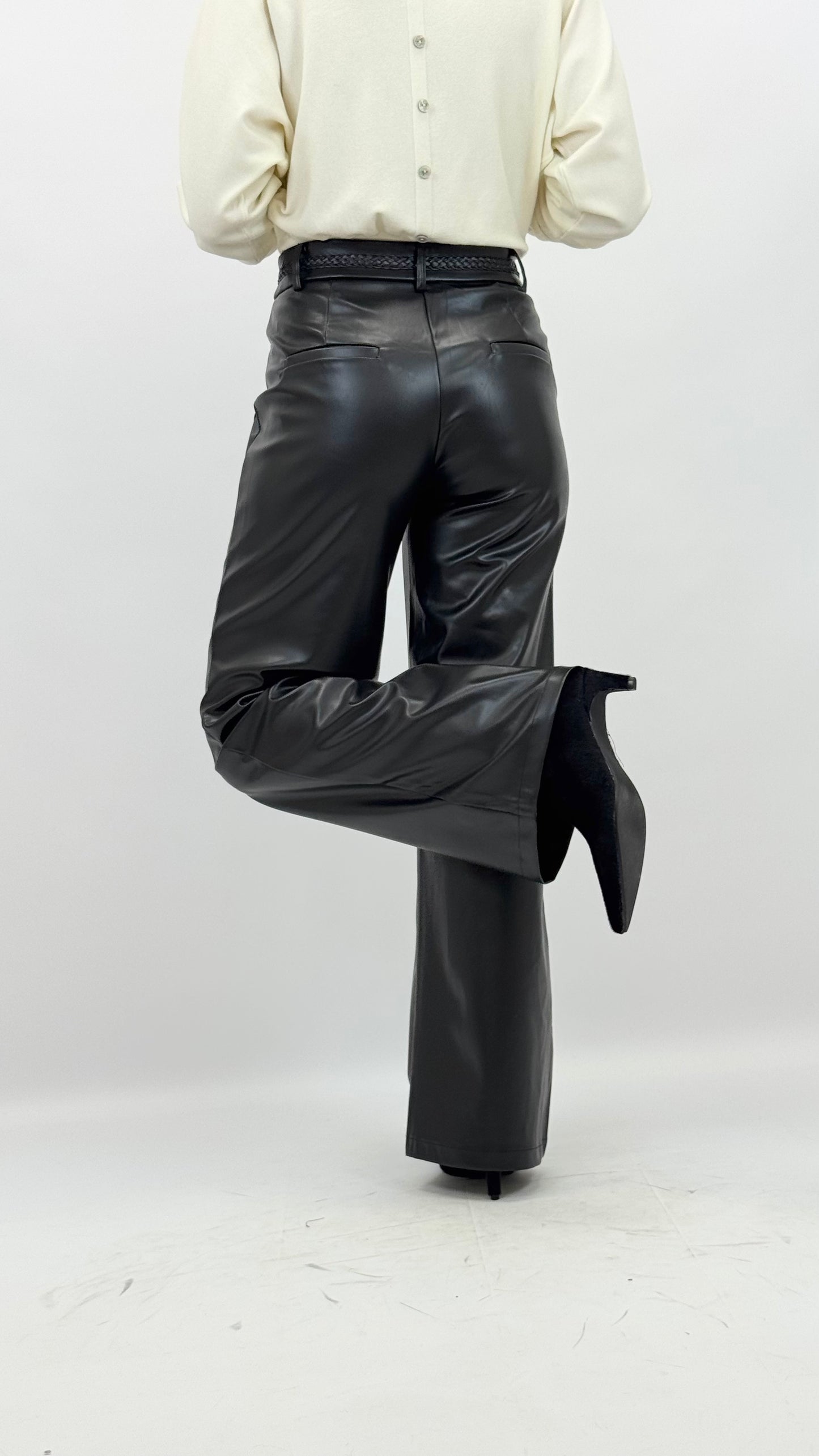 Calça eco-pele preta com bolsos em detalhe entrançado