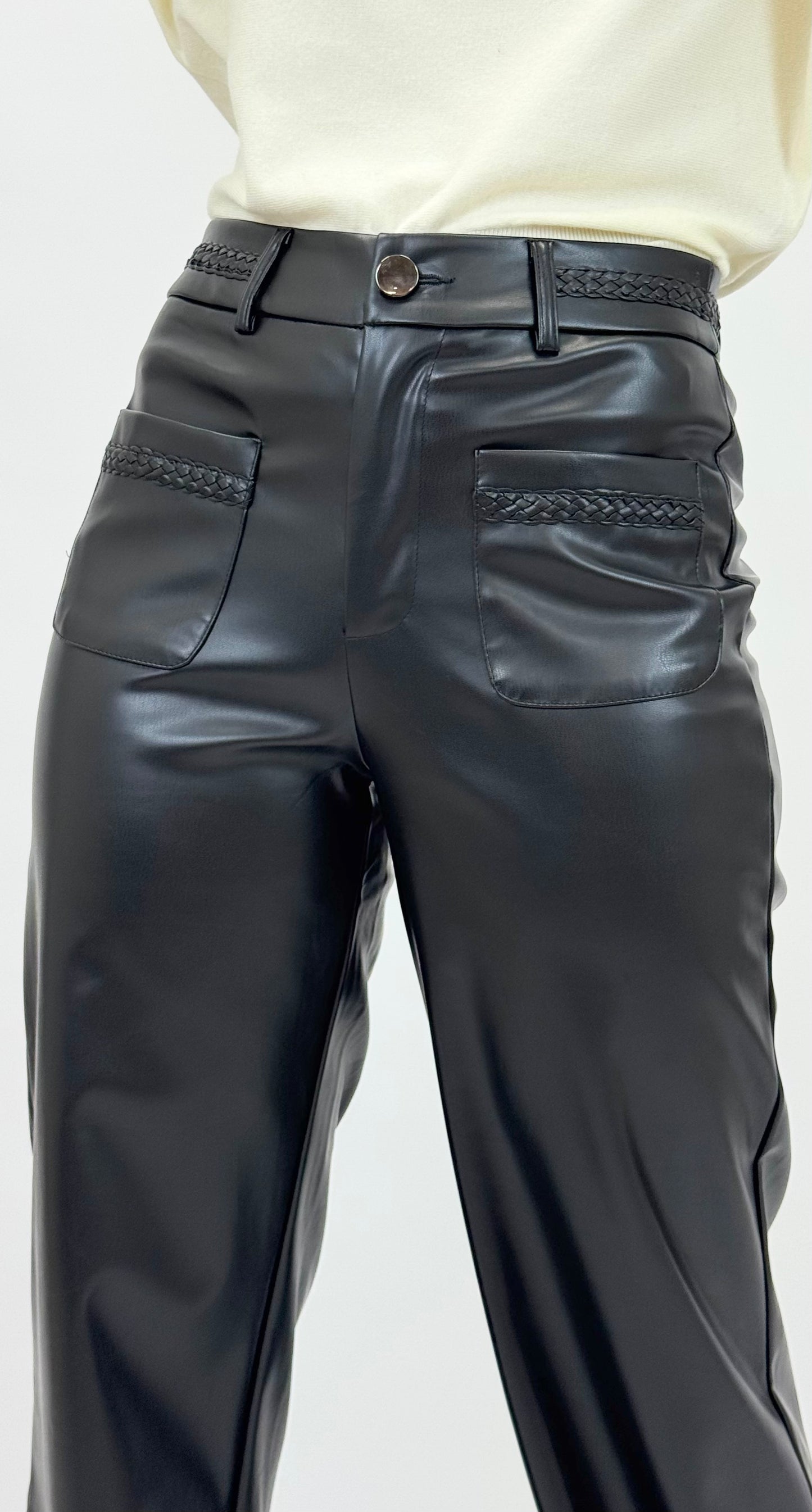 Calça eco-pele preta com bolsos em detalhe entrançado