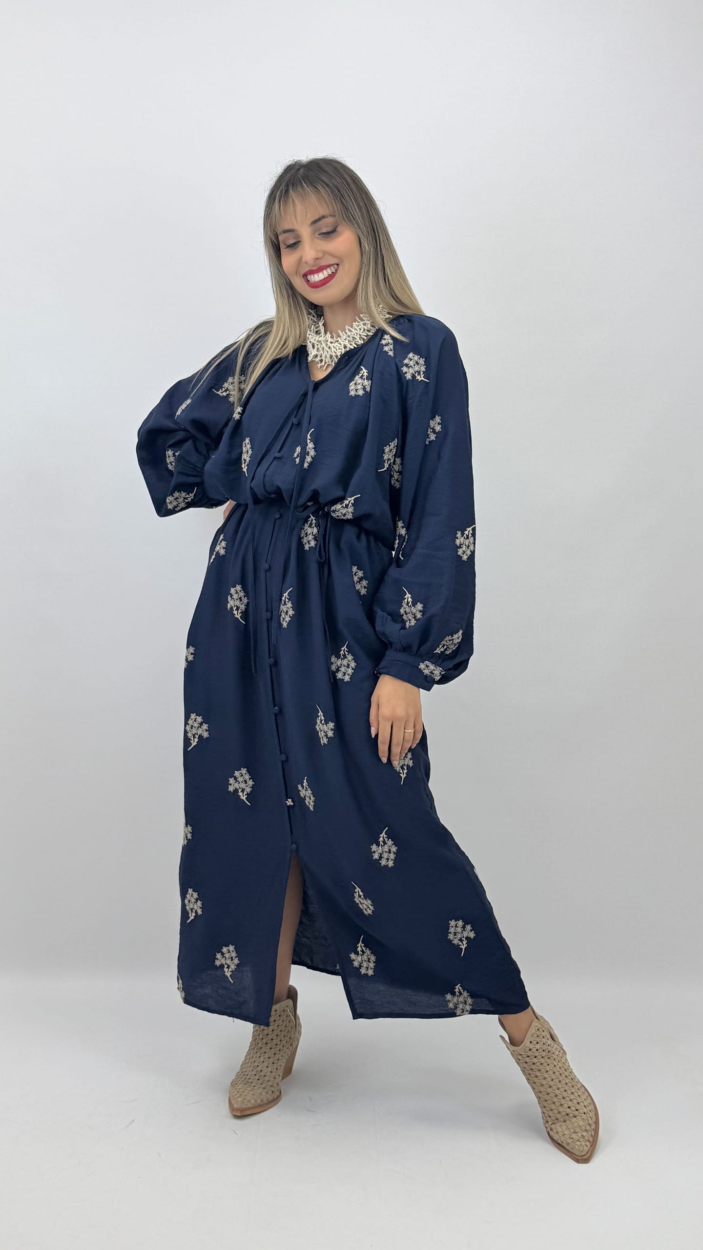 Vestido azul marinho com bordados florais em bege