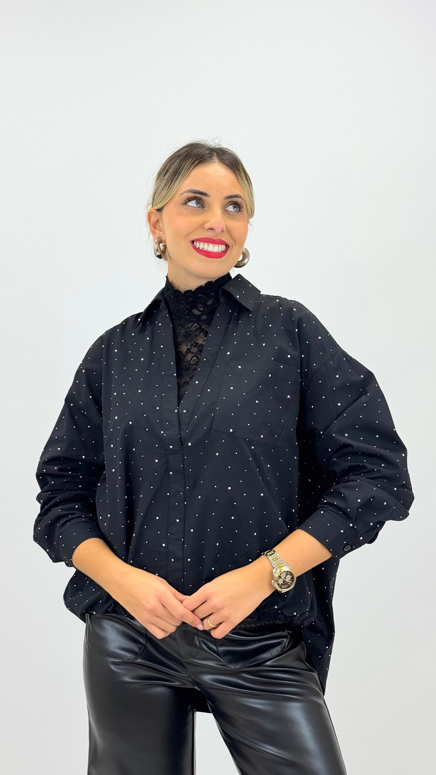 Blusa preta com brilhantes e decote meia-gola em renda