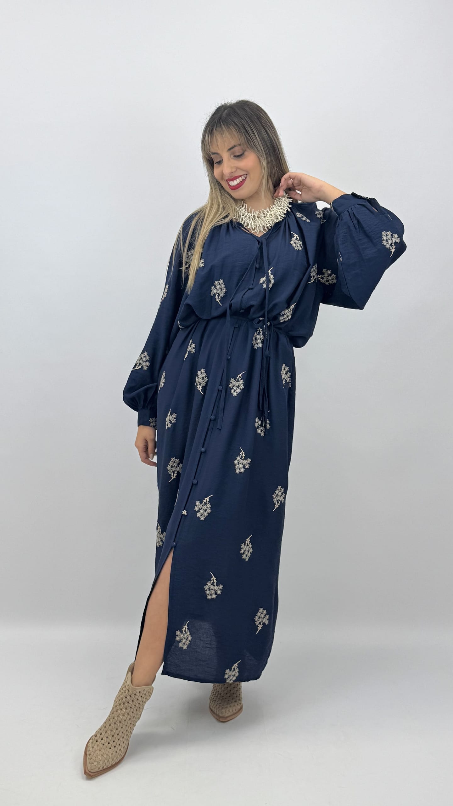 Vestido azul marinho com bordados florais em bege