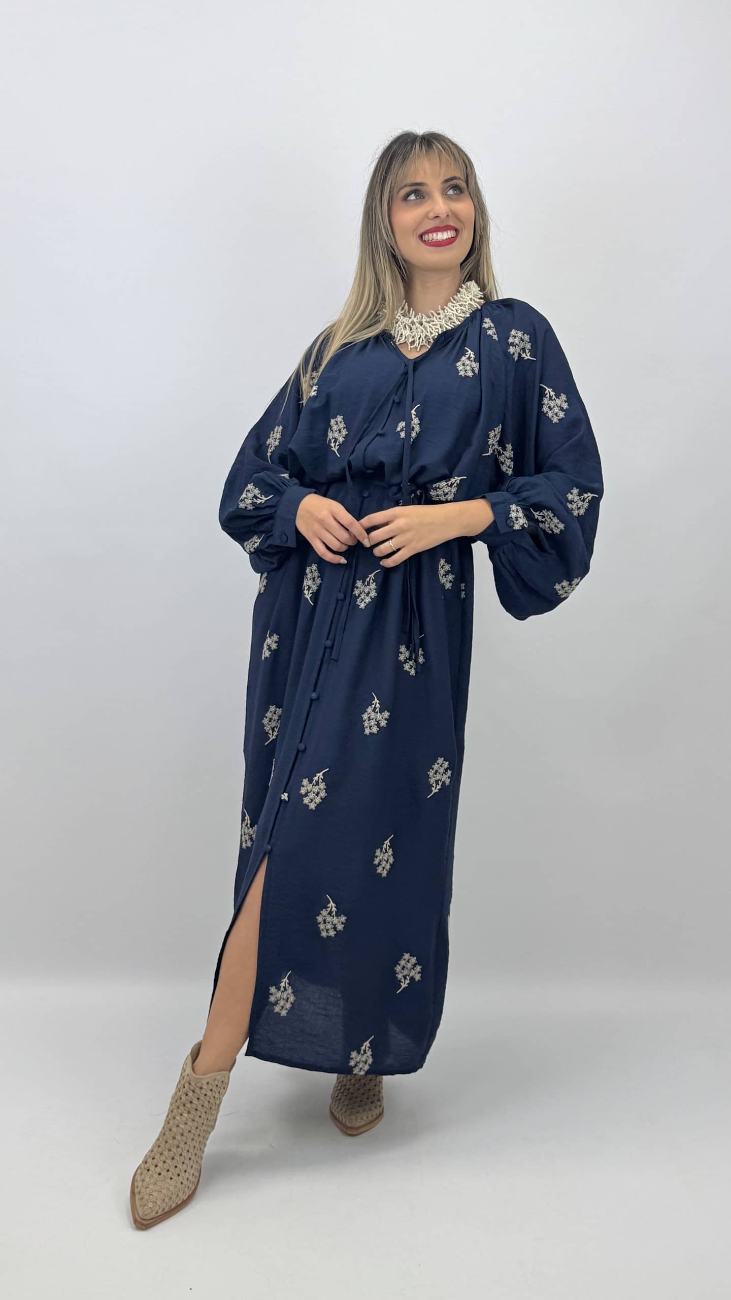 Vestido azul marinho com bordados florais em bege