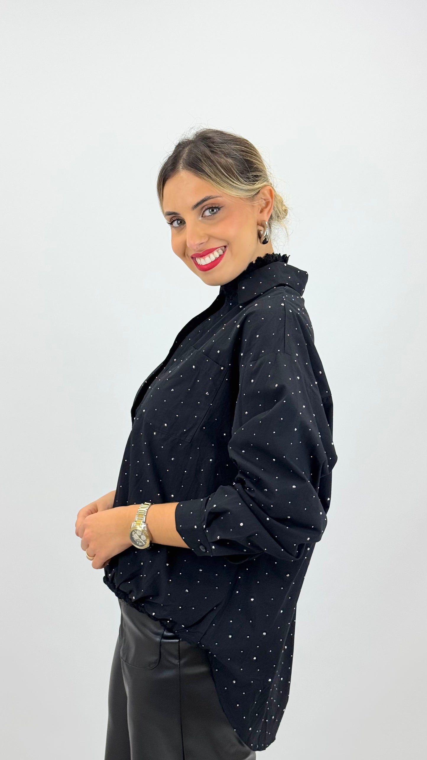 Blusa preta com brilhantes e decote meia-gola em renda