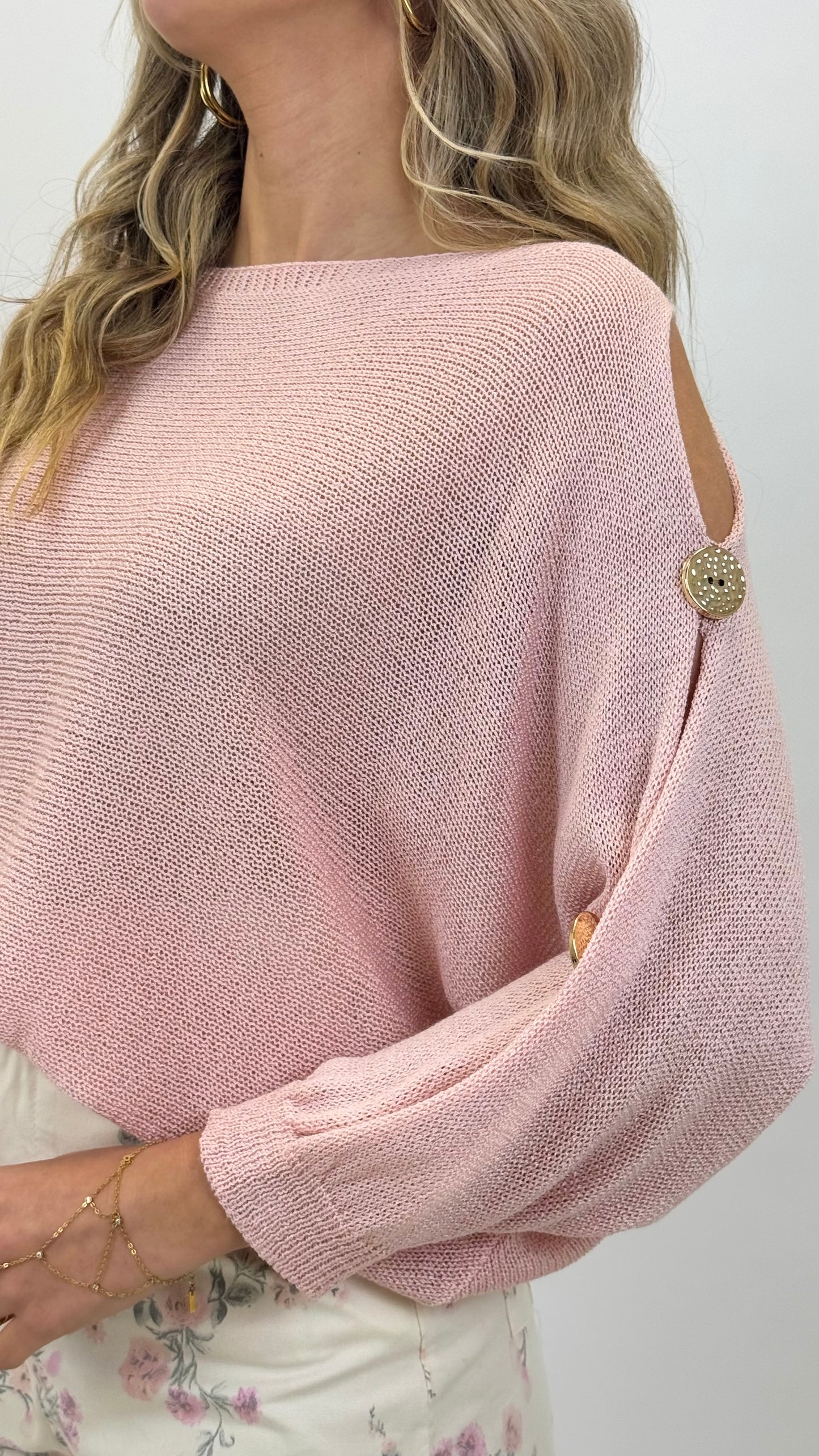 Camisola meia-estação rosa com detalhes dourados na manga