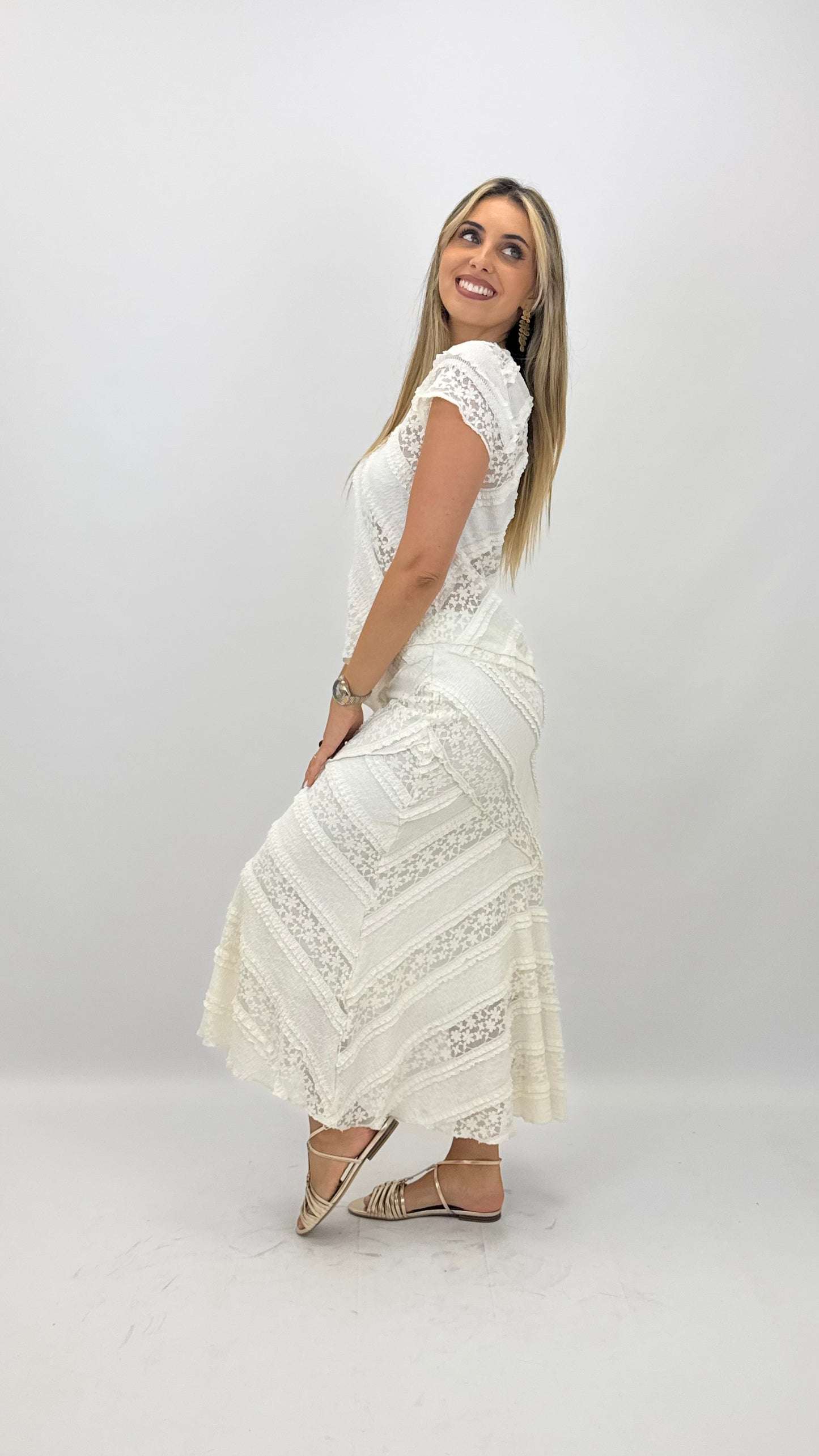 Conjunto blusa e saia rendado pérola