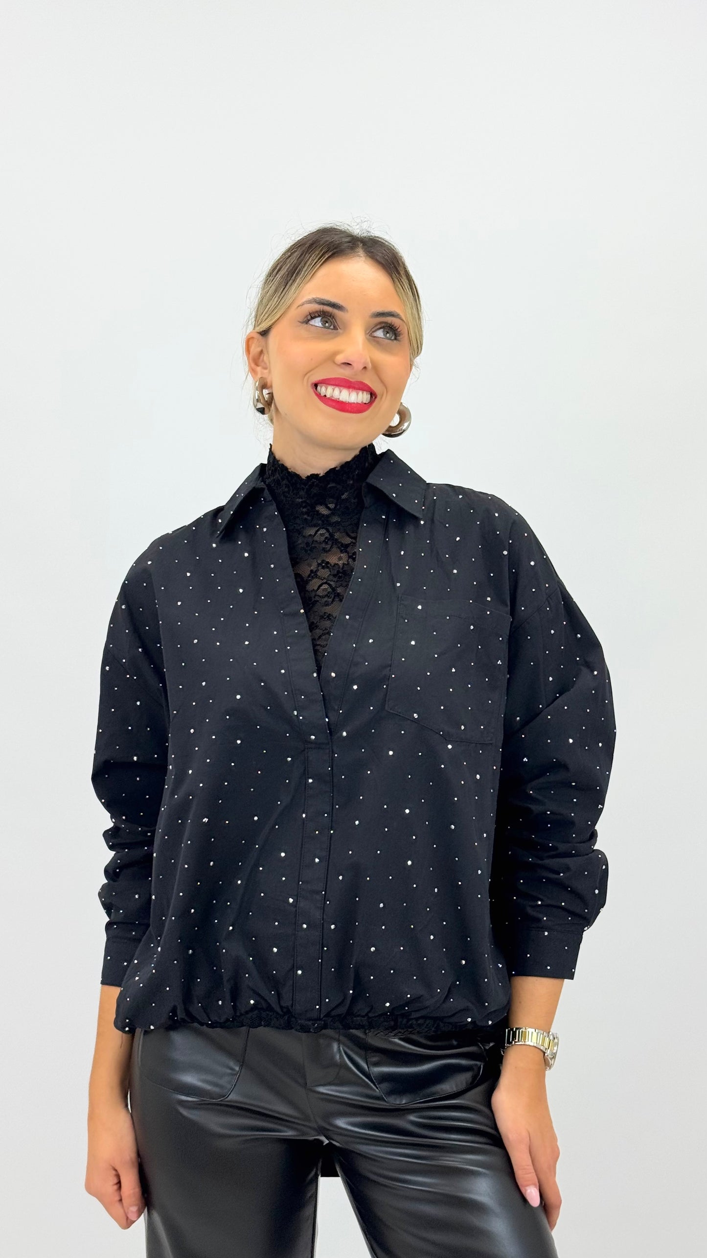 Blusa preta com brilhantes e decote meia-gola em renda