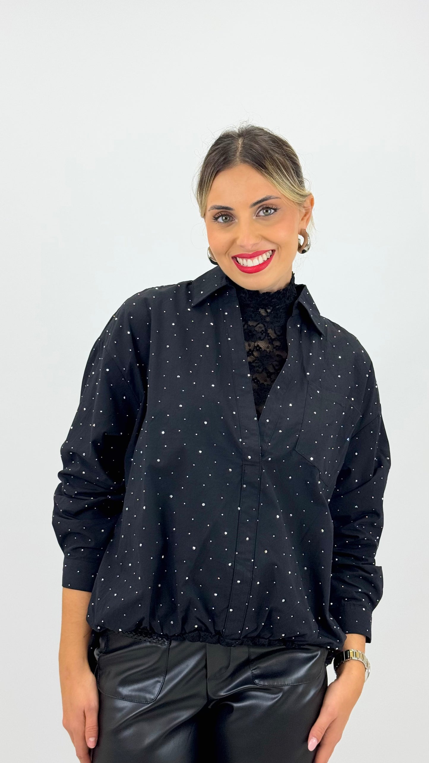 Blusa preta com brilhantes e decote meia-gola em renda
